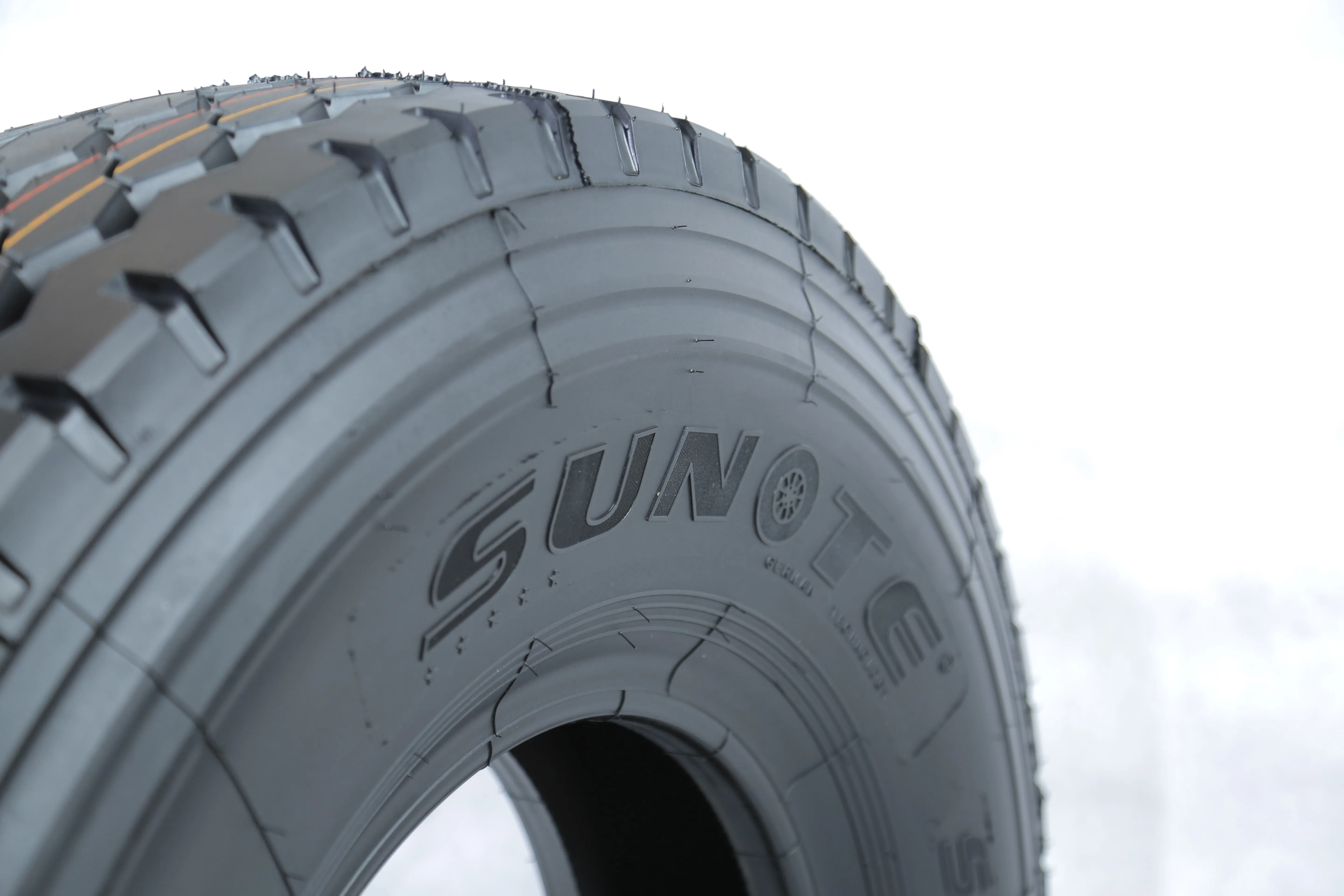 High Quality New Truck Tyre High Performance Radial Design with 18PR Ply Rating Inner Tube 1000r20