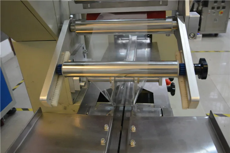 Low price flow pack rice cake horizontal energy bar chocolate packing machines
