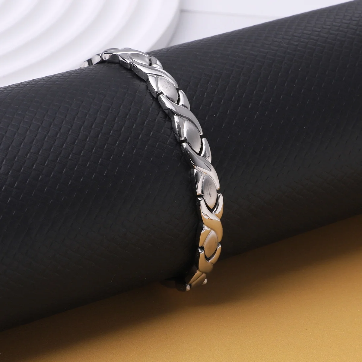 3500 Gauss Energy Therapy Stainless Steel XOXO Balance Magnetic Bracelet Health Bracelet with Magnet