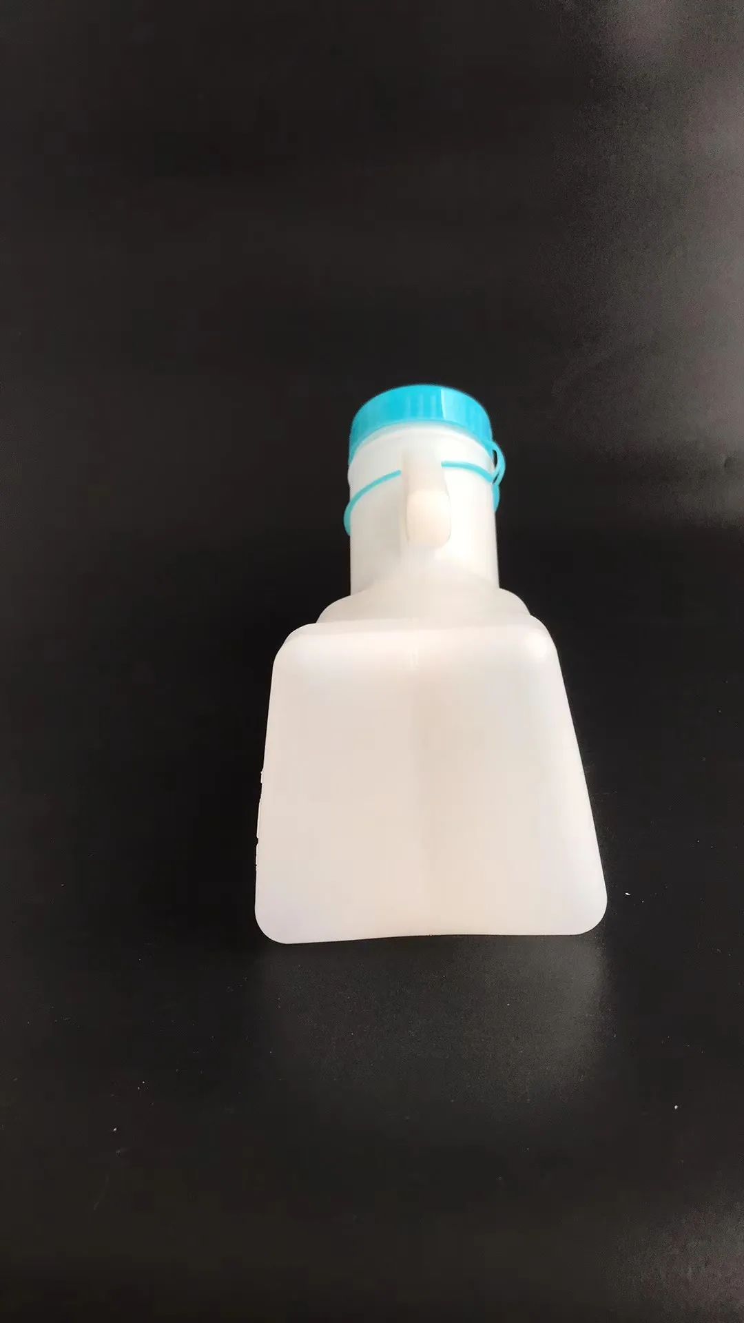 1000ml Portable Men and Women Urinals Plastic Urinal Bottle with Hanging Lid portable toilet for car