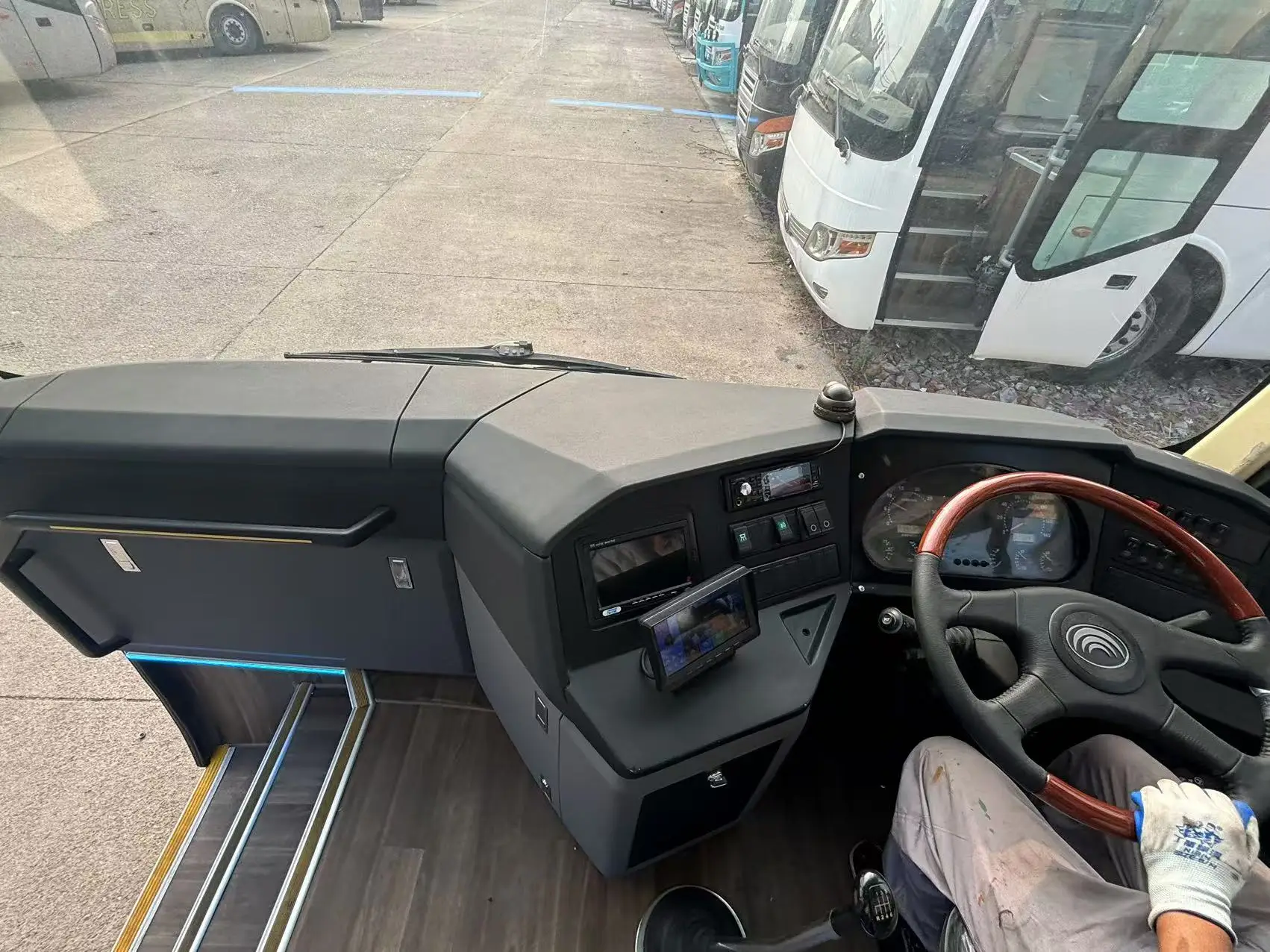 Well Reconditioned 57/47 Seats Diesel Coach Bus Right Hand Drive With Air Conditioner For Sale