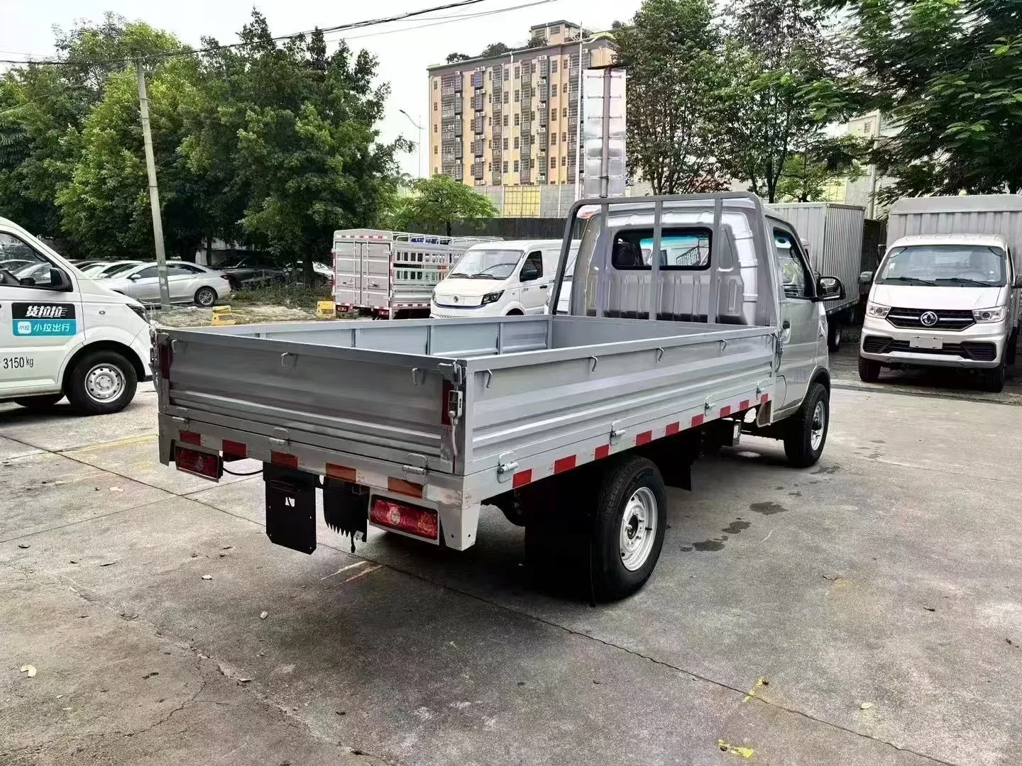 Dongfeng EV80 Mini Electric Truck Single Row Seat 230km Range New Condition Left Flatbed Cargo Tank Rear Camera Small Box Cargo