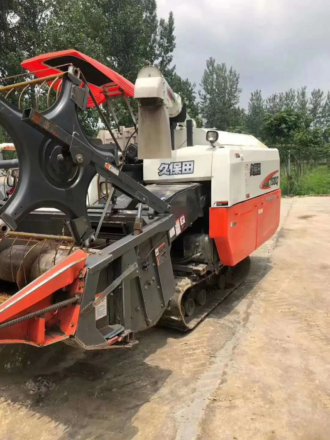 
China factory used Kubota 758Q harvester for wheat 