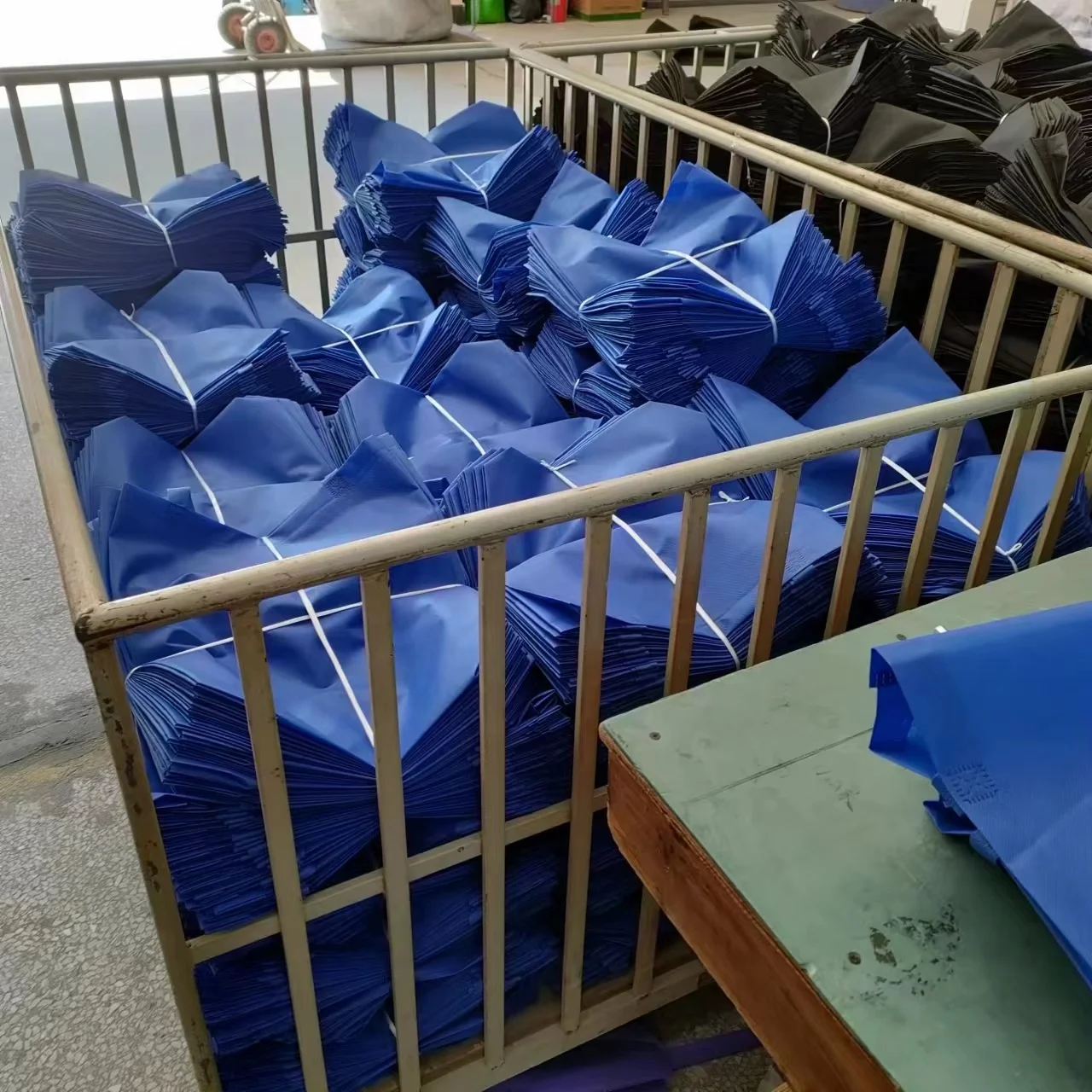 Продажа разумная цена pp ЛАМИНИРОВАННЫЙ рекламный oem низкий белый новый продукт золотой поставщик черный нетканый мешок