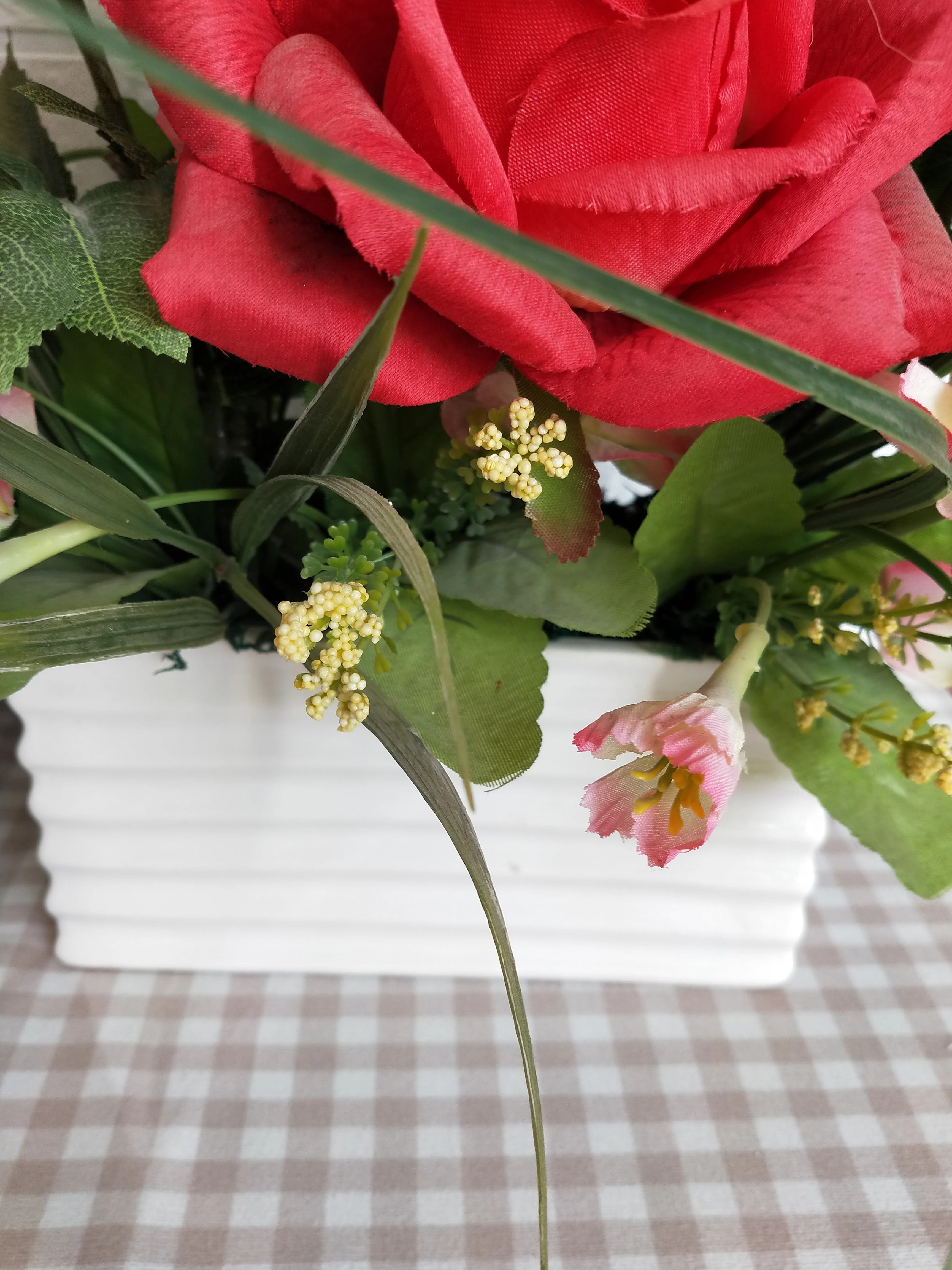 2024 the best seller product Gift Red  artificial flower Rose  arrangement in vase for wedding