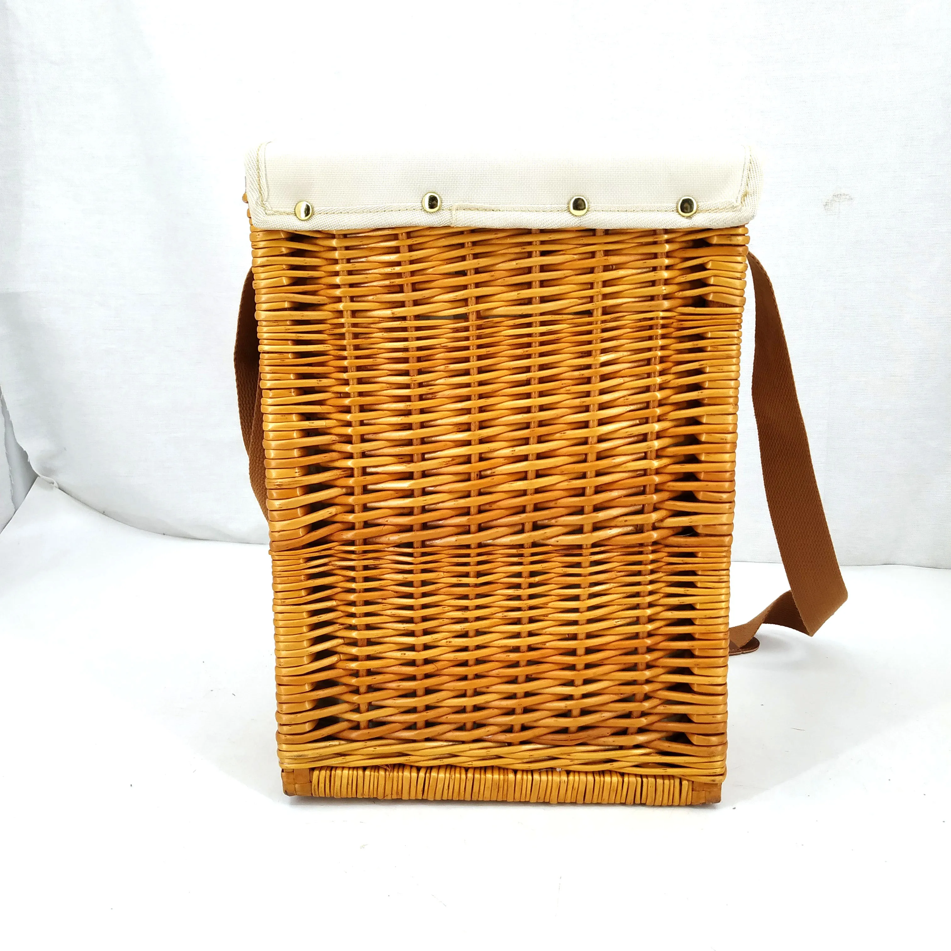 Wholesale wicker leather food and fruit storage 2 wicker bottle rack picnic basket with liner shoulder strap