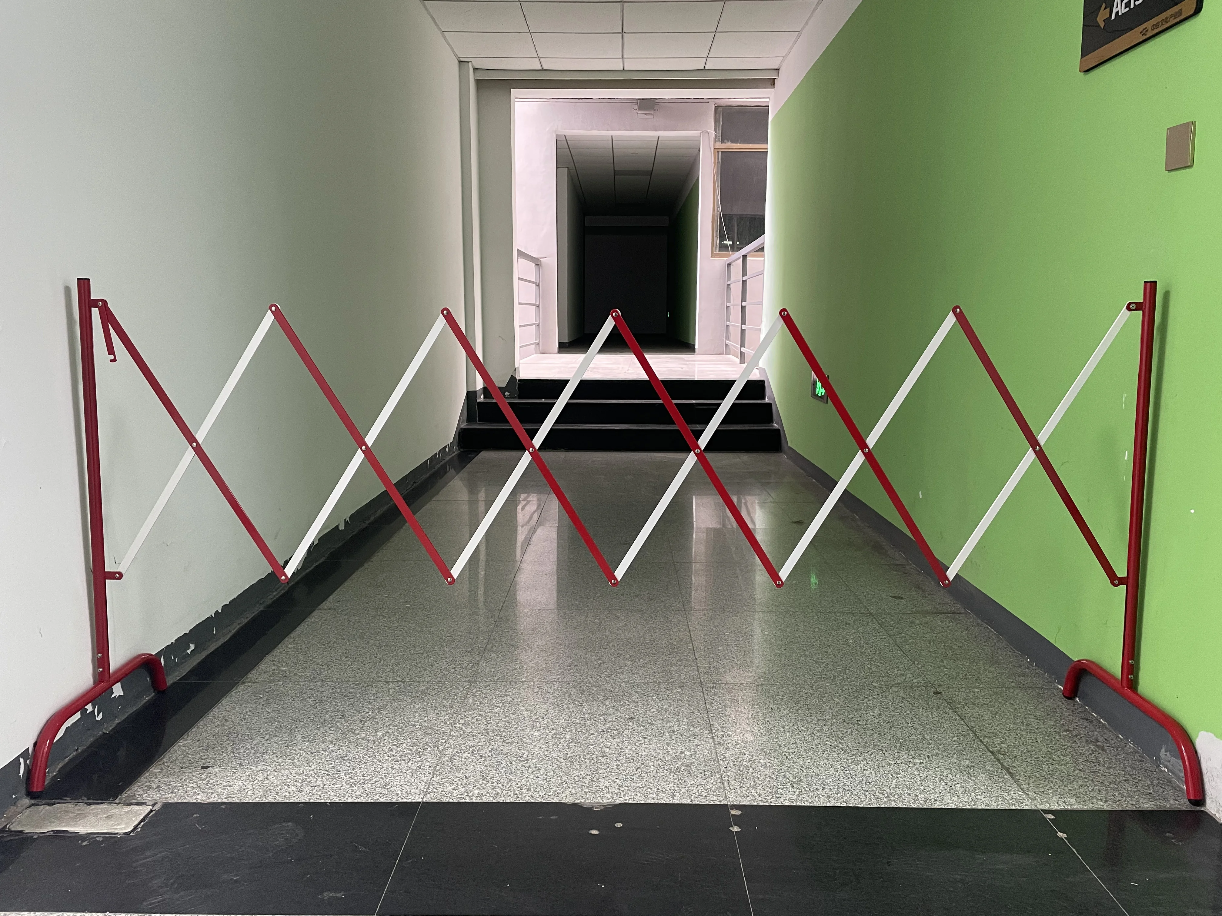 Adjustable Mobile Metal Expandable Security Barricade Crowd Control Road Safety Folding Accordion Gate Outdoor