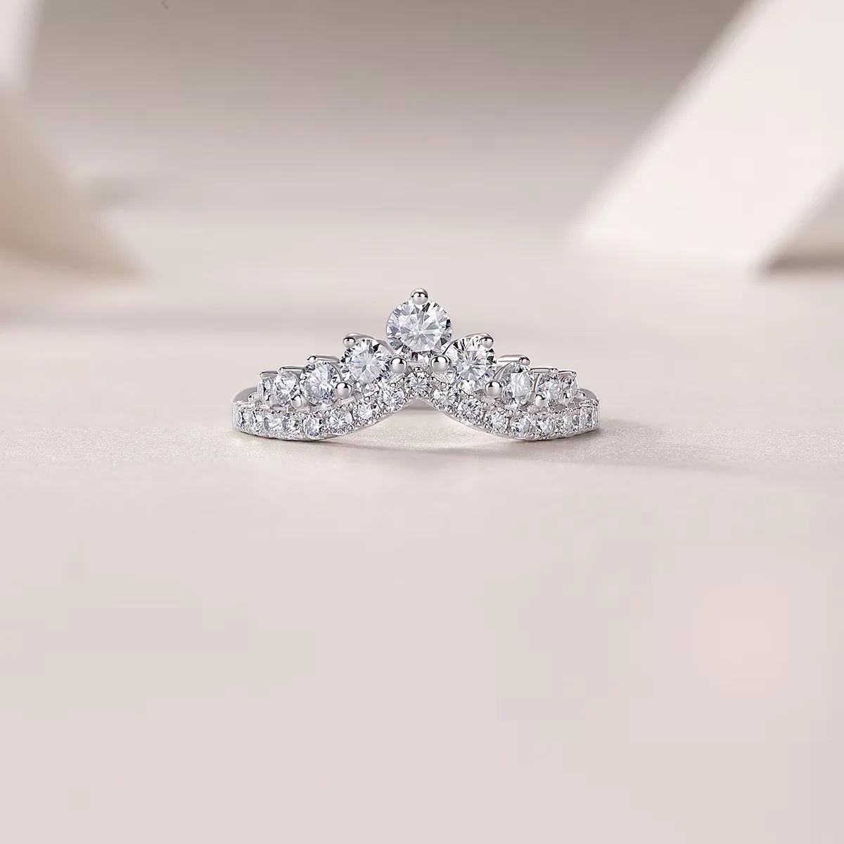 High Quality Dcolor Vvs1 Full Moissanite Crown Design 925 Sterling Silver Women Ring for Wedding Party Engagement