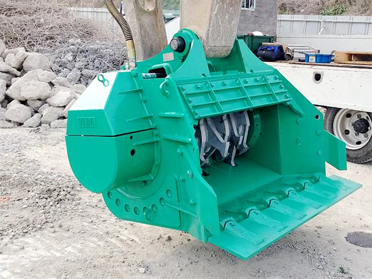 CAT 320 crusher bucket for wood construction waste
