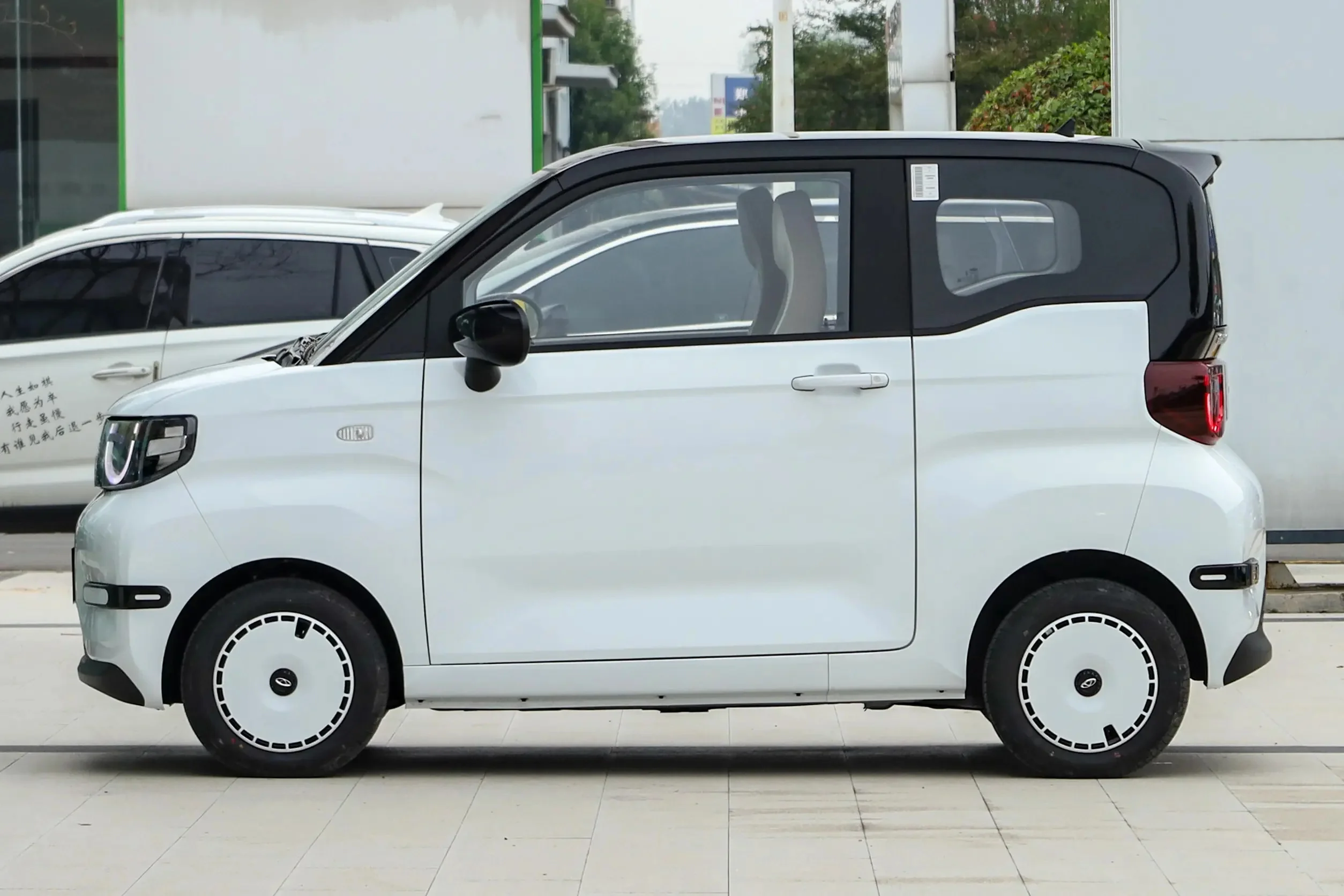 Hot selling Chery QQ mini car, new energy vehicle, China Ev Car for commuting between people and vehicles