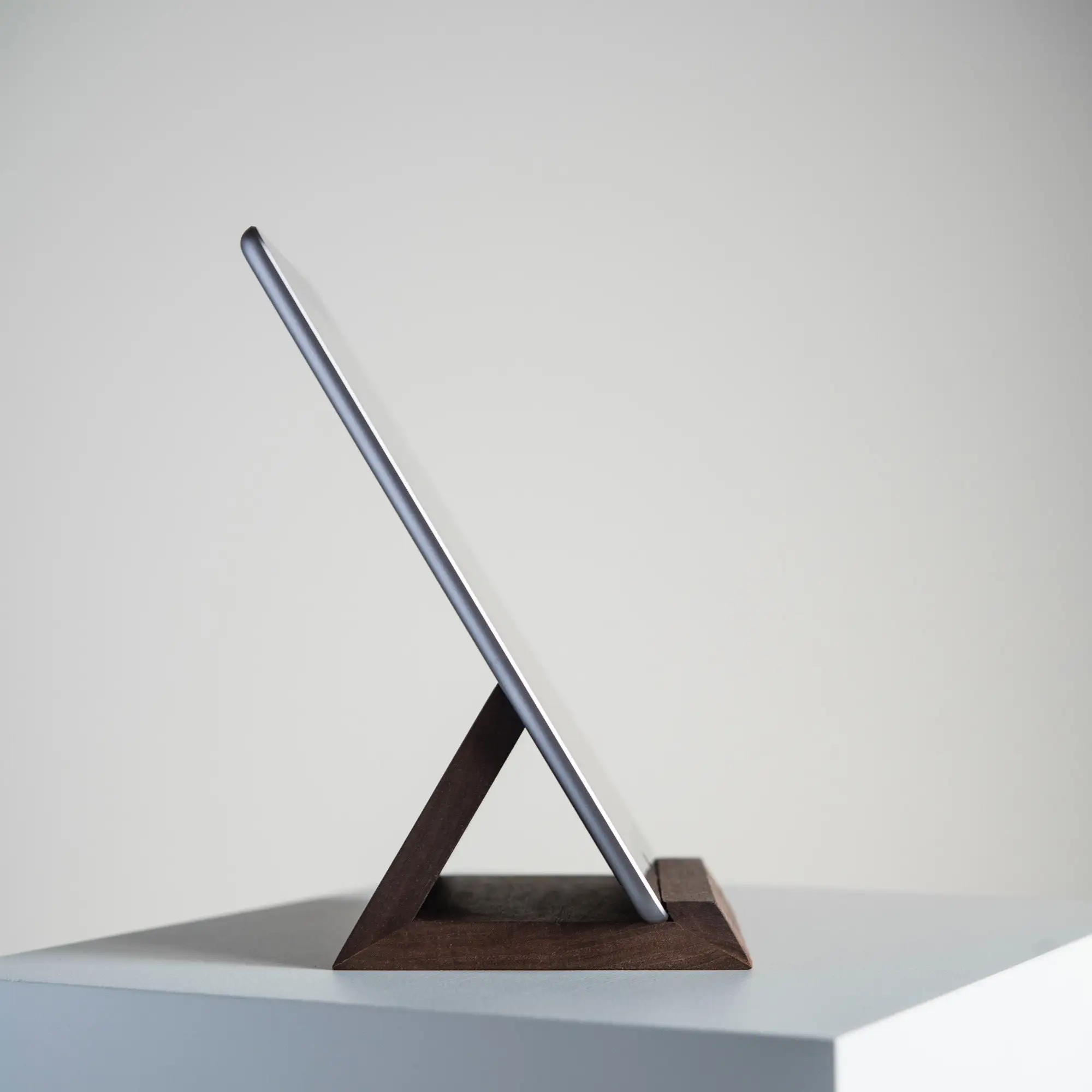 Wholesale Custom Wooden Holder iPad PC Portable Accessories Home Gift Office Design Modern Desk Tablet Stand