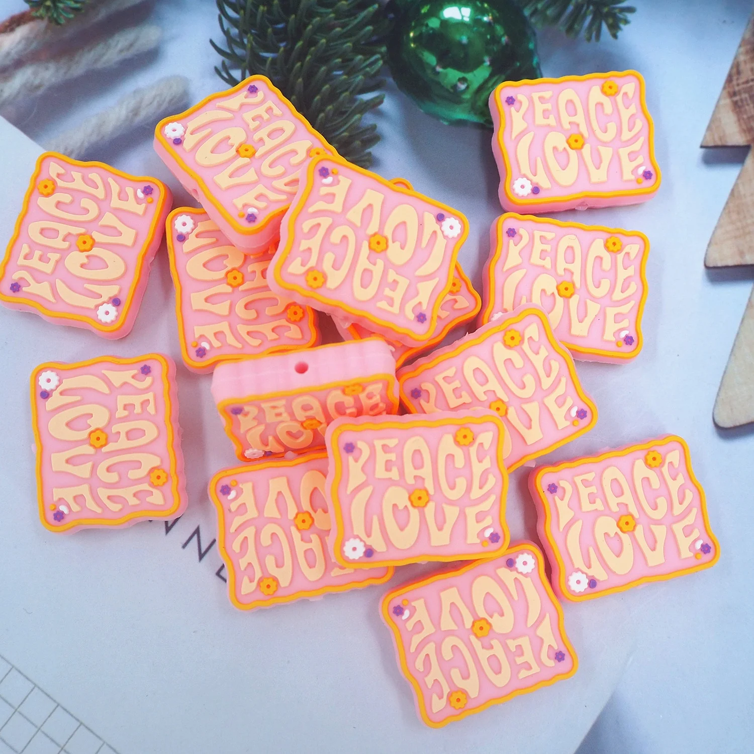 Best Selling Food Grade DIY Pacific Chain Beaded Pen Accessory Peach Love Charms Focal Beads Pen