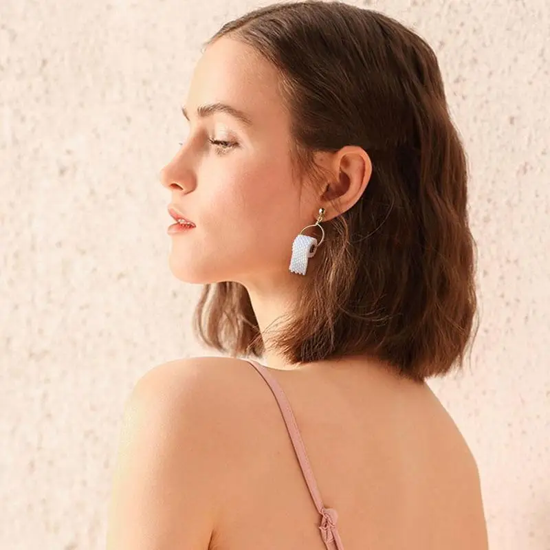 
2020 New Creative Toilet Paper Pendant Earrings For Women Funny Toilet Paper Roll Earings Fashion Ladies Earrings Jewelry 