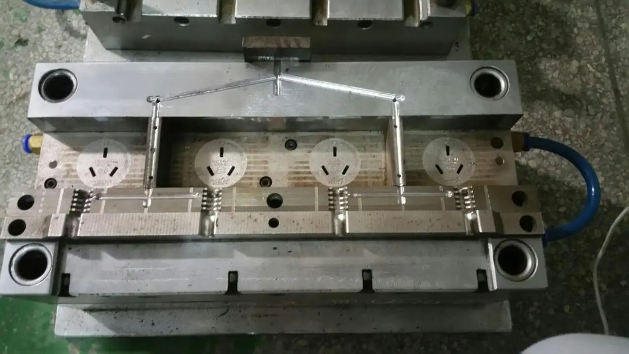 Manufacturing European Schuko AC DC Power Cord 2 Round Pin Plug 3 Pin Male Plug Plastic Injection Mold Price