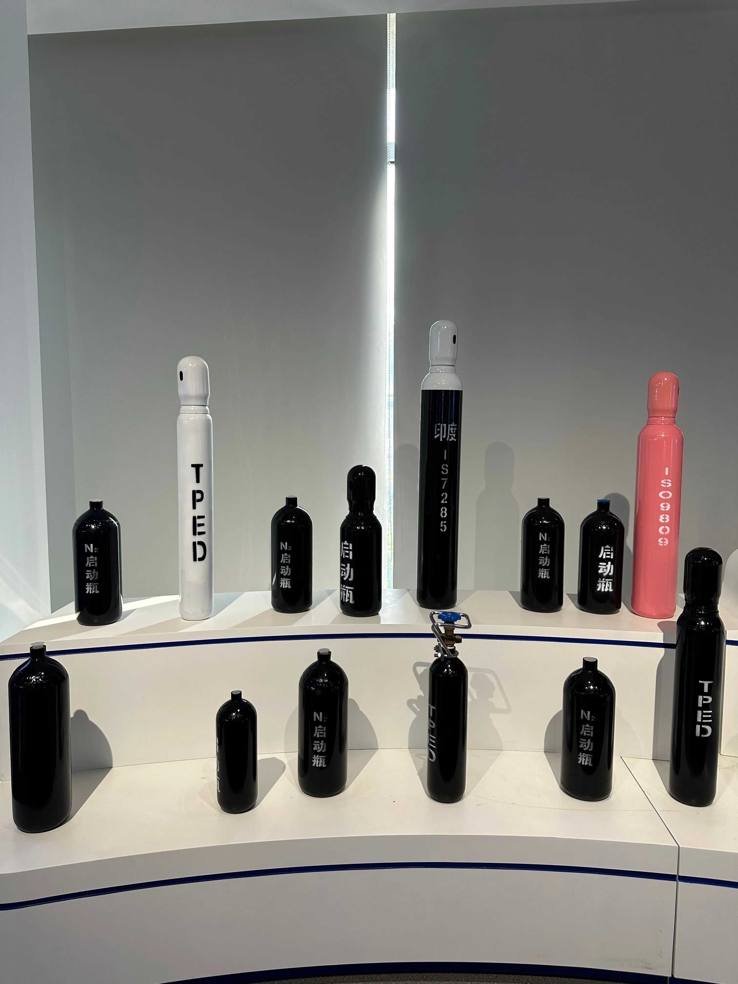 Gas Cylinders 40L-800L Seamless Steel Cylinder for Oxygen/Carbon Dioxide/Helium/Argon/Nitrogen/No2/air