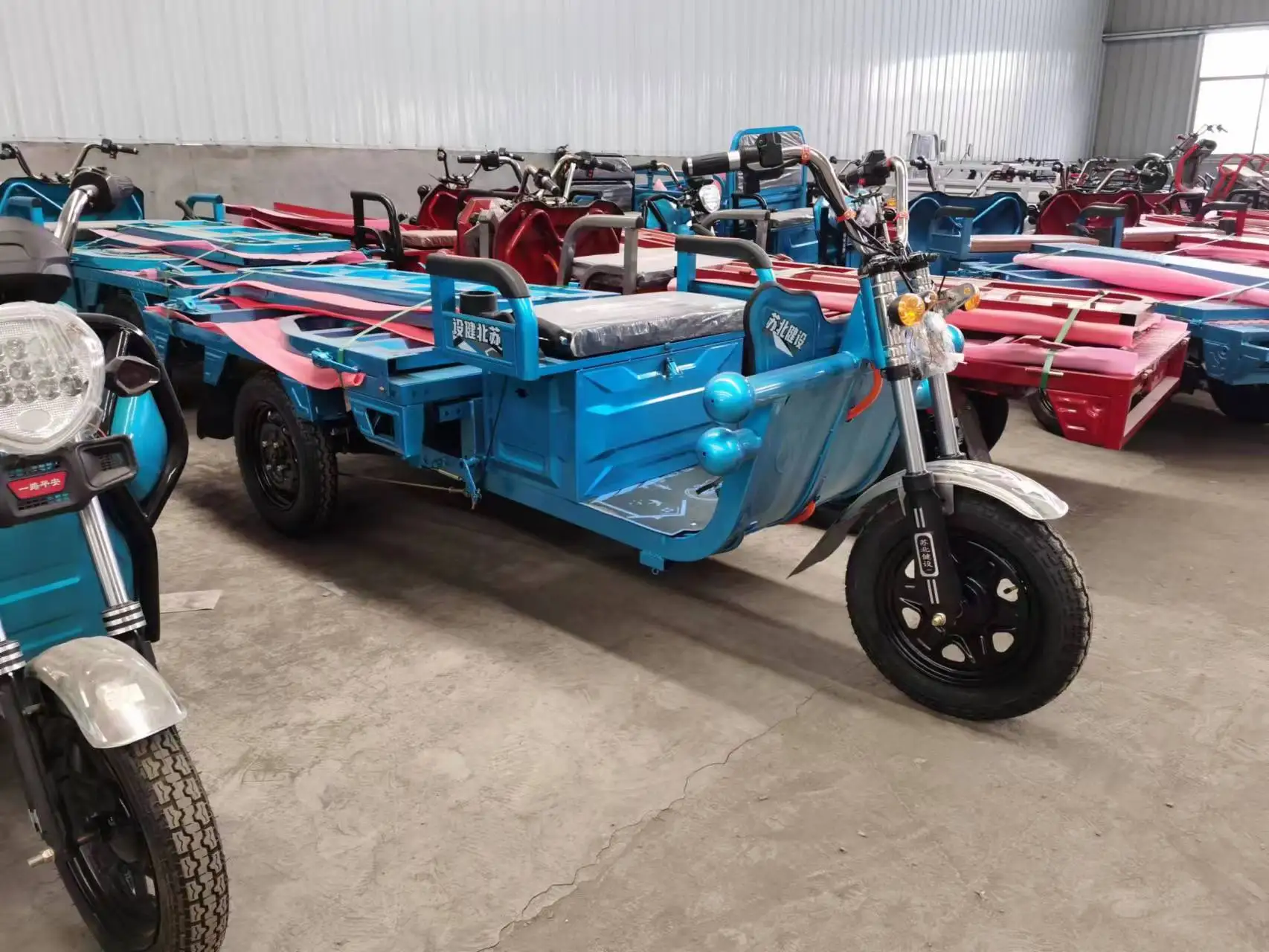 Efficient transport tool, powerful motor, electric cargo tricycle, large load capacity, for short-distance delivery