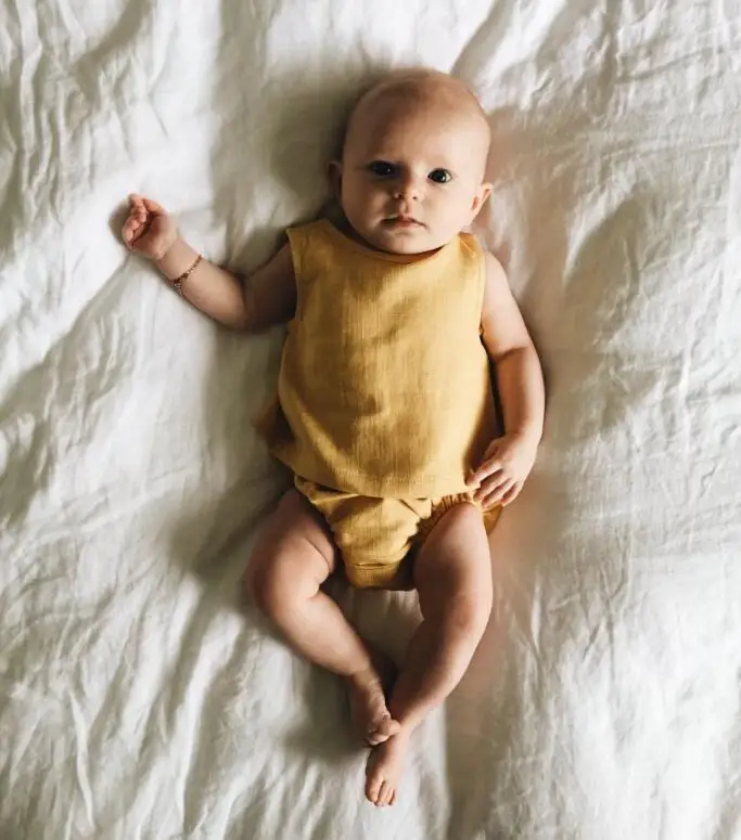 New soft yellow two pieces baby cotton and linen clothes sets top tshirt & shorts 2pcs set