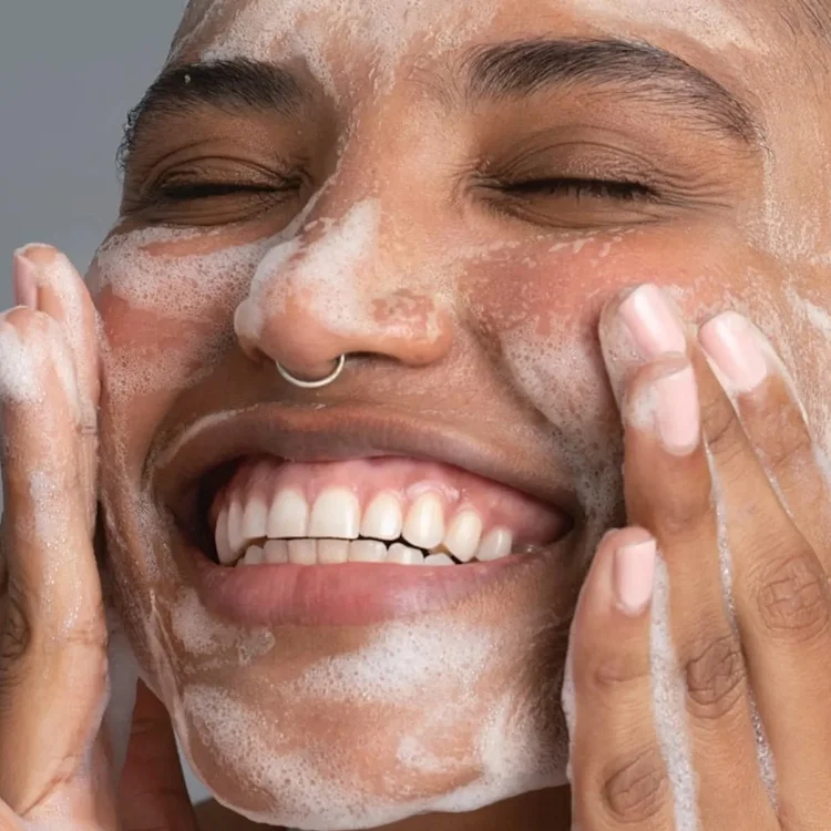 Refreshing Hydration Powerhouse: Hyaluronic Acid + Chamomile Facial Cleanser - Cleanse, Hydrate, and Energize Your Skin