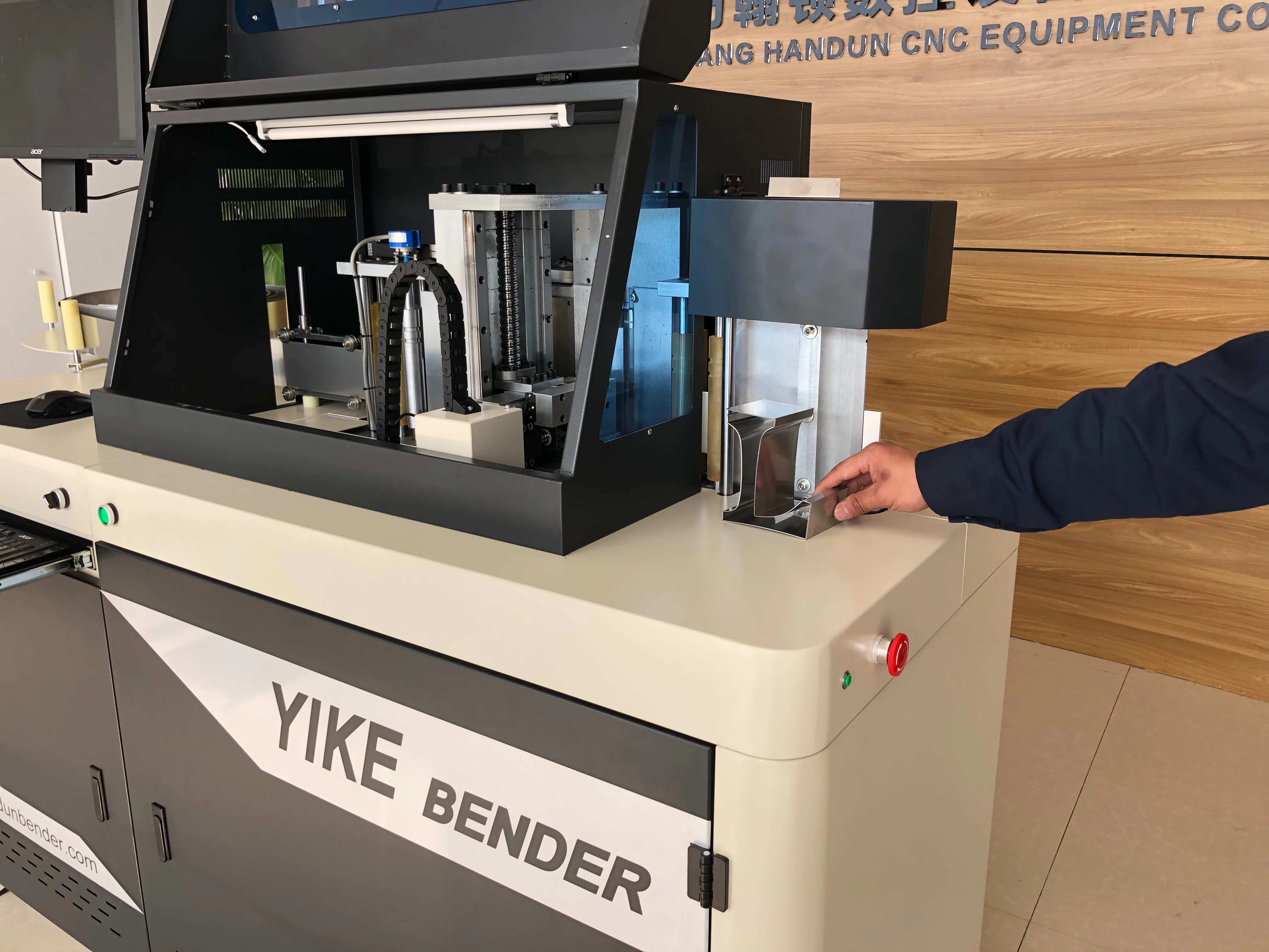 Машина для изготовления рекламных писем для вывесок из стали и алюминиевых материалов