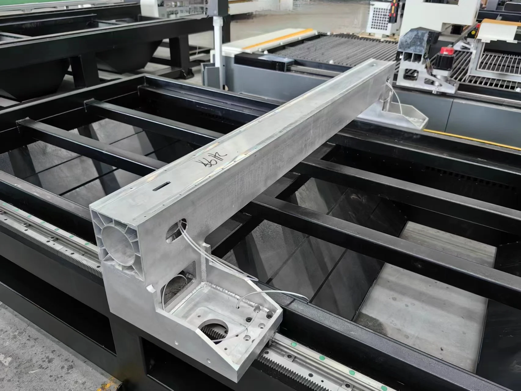 Hot Sale 3000x1500mm Sheet Metal Laser Cutter 2KW 3KW 6KW Fiber Cutting Machine With Water Chiller