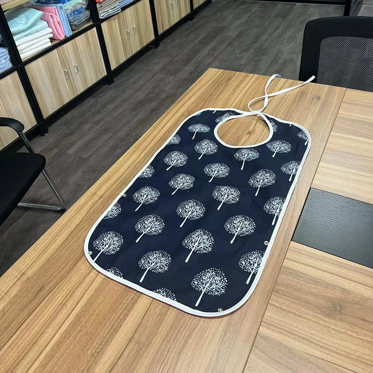 Hot Sale Elderly Disabled Home Bib Printed Adult Feeding Bib Reusable Waterproof Unisex Adult Dining Room Bib