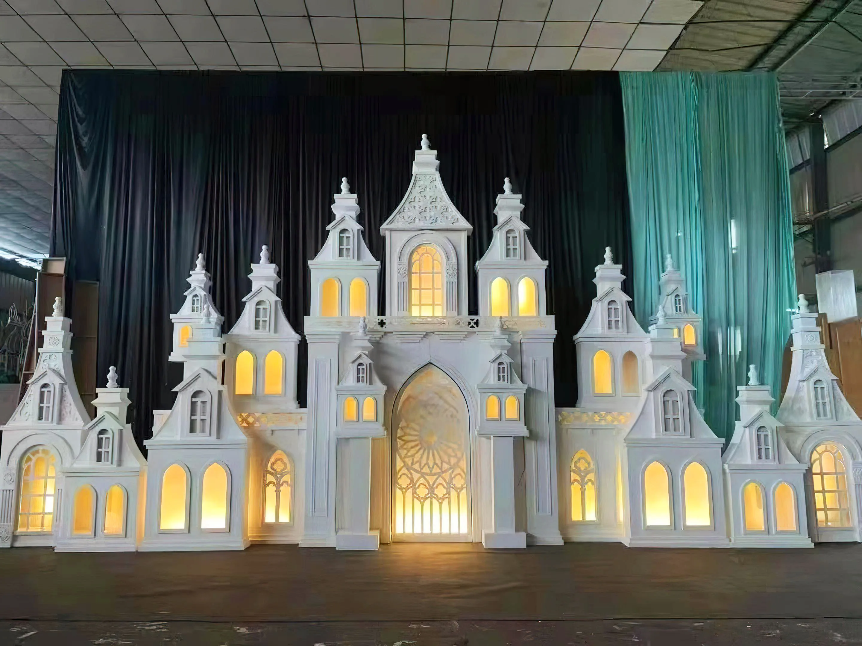 2024 UAE Dubai Style Woody Wedding Castle with Light Wedding Decoration Stage Backdrop Banquet hall Wedding Prop Castle