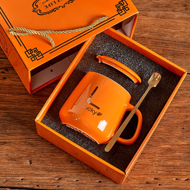 Exquisite creative promotion ceramic mug with spoon festive gift/All kinds of holiday gifts