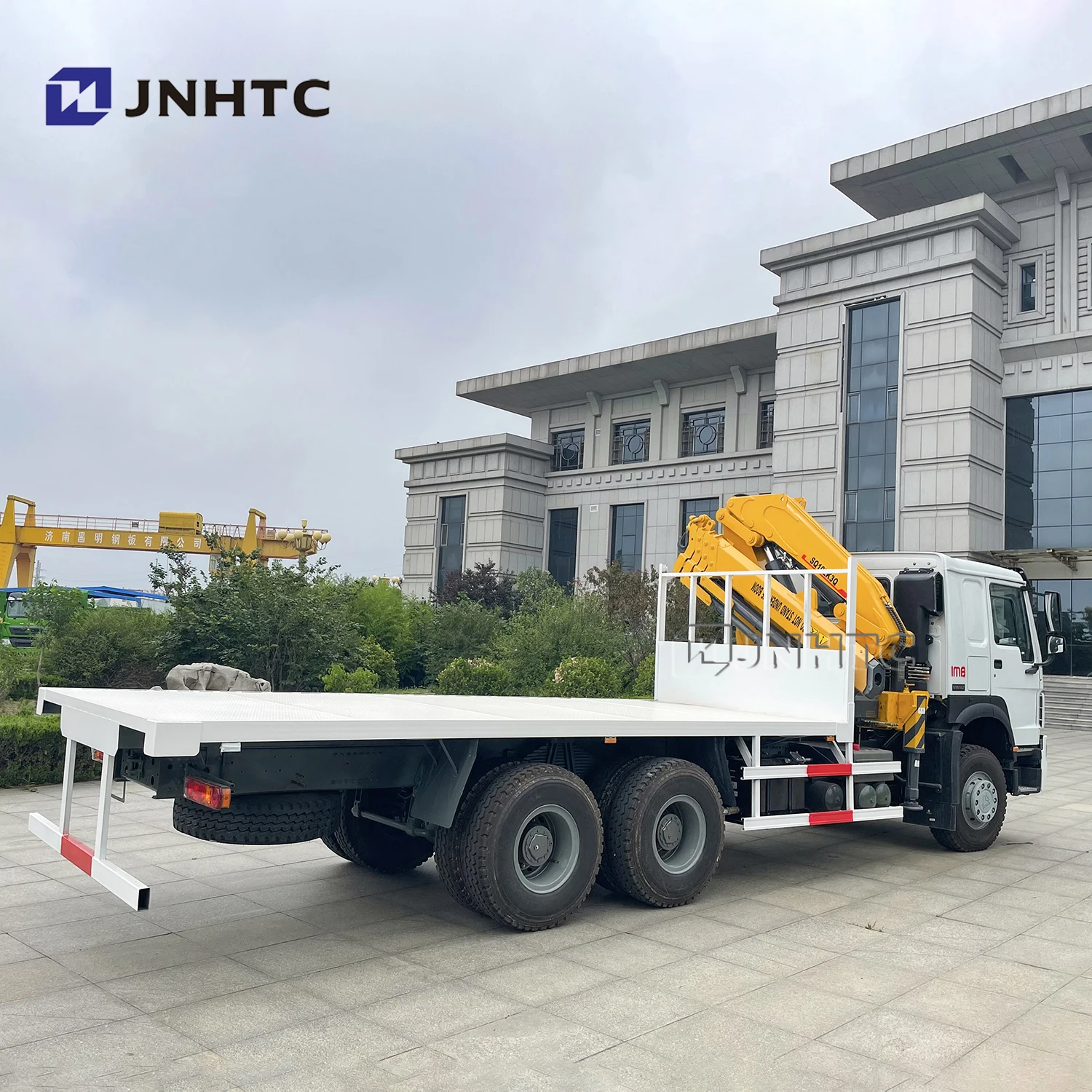 SINOTRUK 6x4 10T  truck mount crane