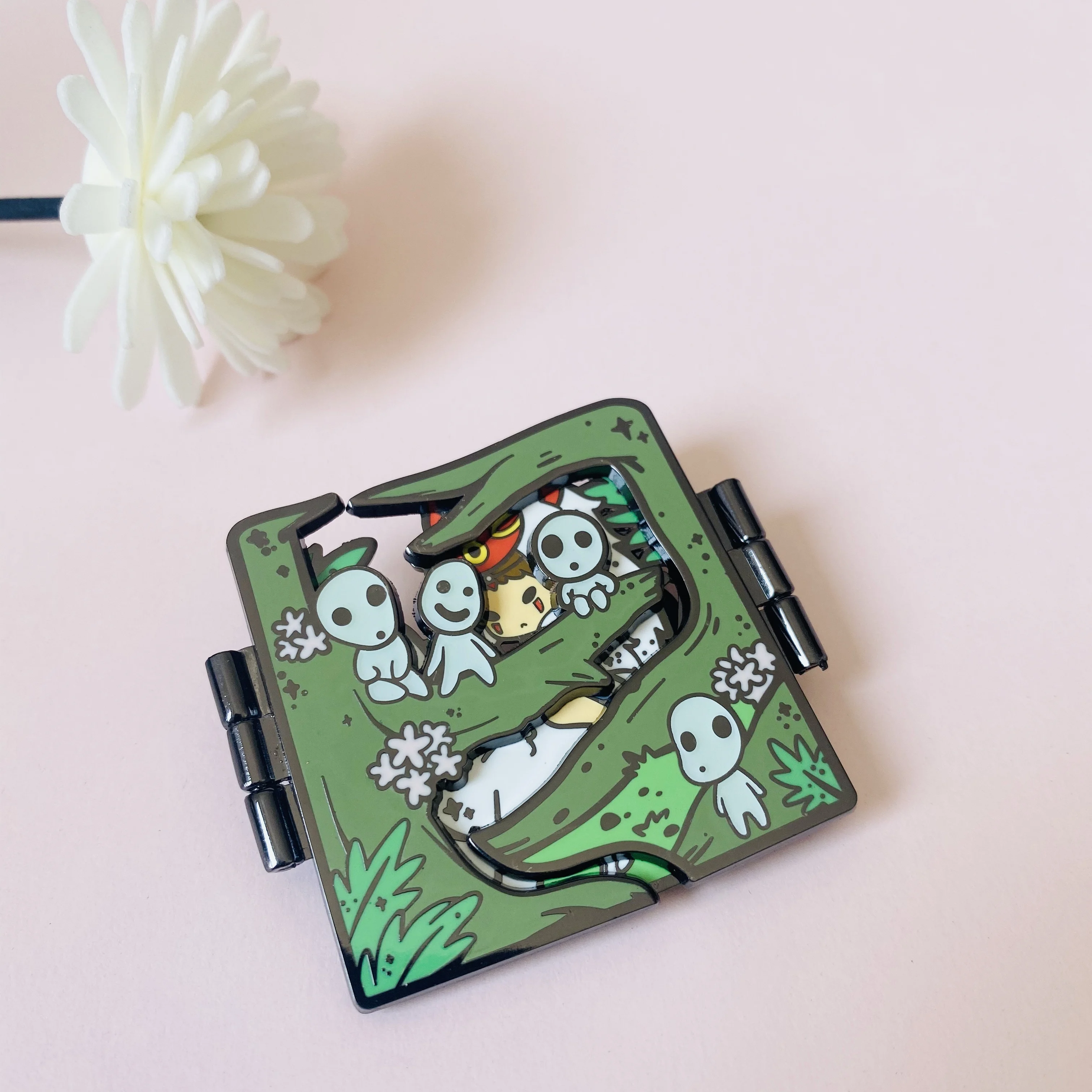 High quality factory supply custom glow-in-the-dark anime movie hinge enamel pin