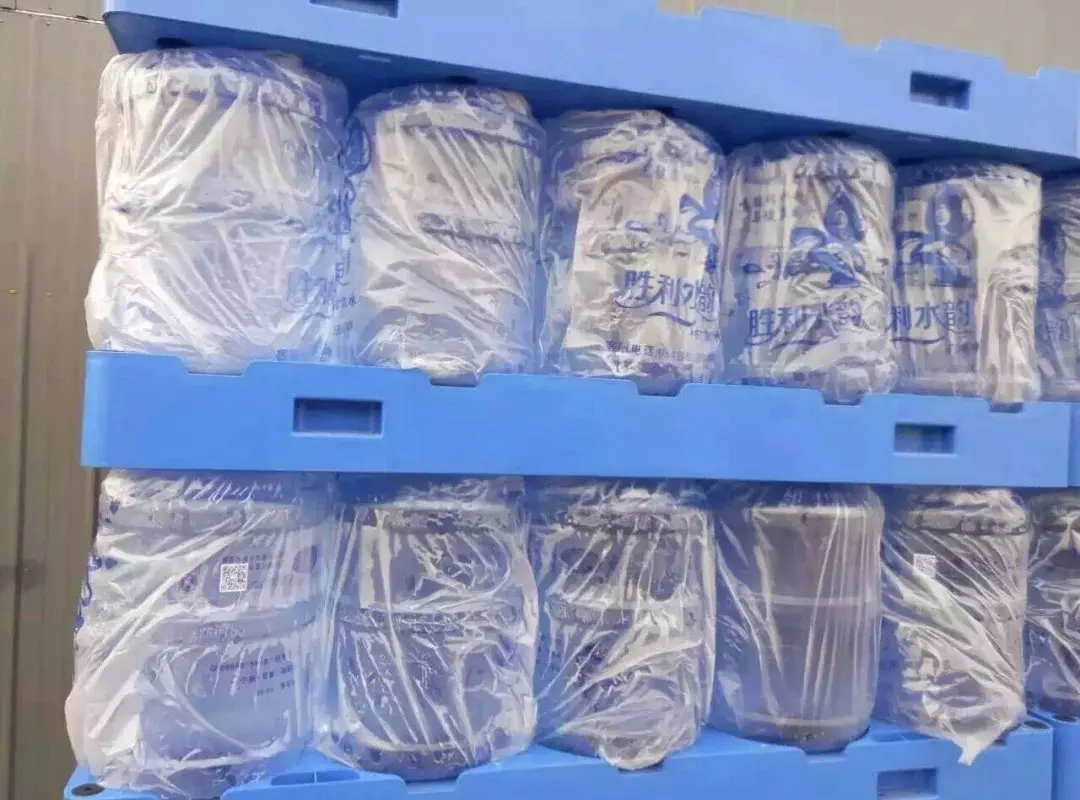 Heavy Loading 20 Barrels Of 5 gallon water Bottles Plastic pallet