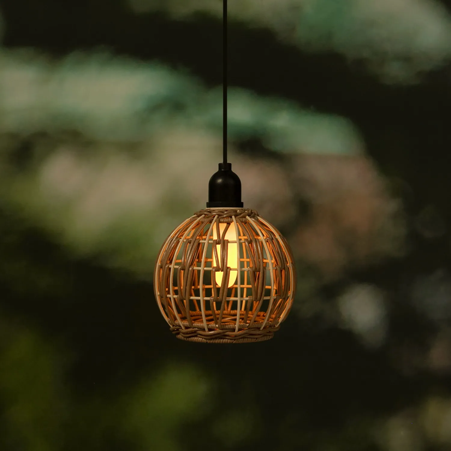 Battery Operated LED Hanging Lights Waterproof Flicker Flame Pendant Light with Rattan Lantern