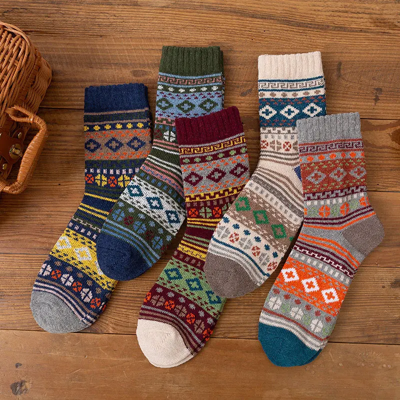 Wholesales New Man Women Thick Winter Warm Socks Retro Style Dot Wave Pattern Couple Models socks