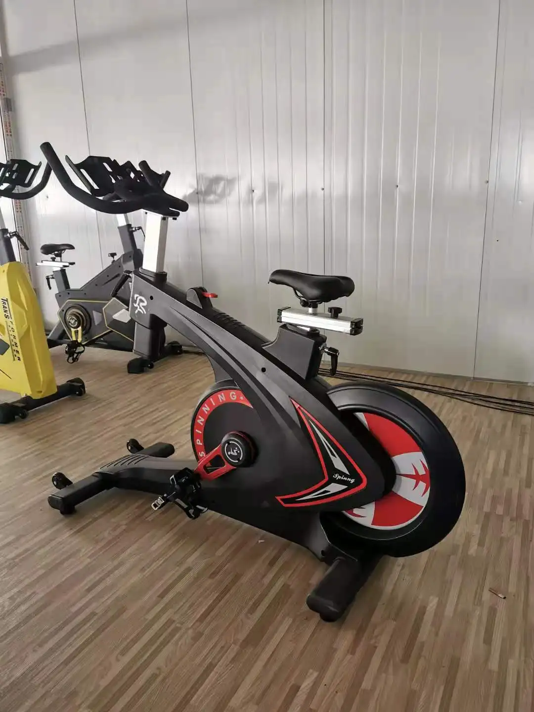 Strong and handsome healthy commercial spin bike exercise for gym use