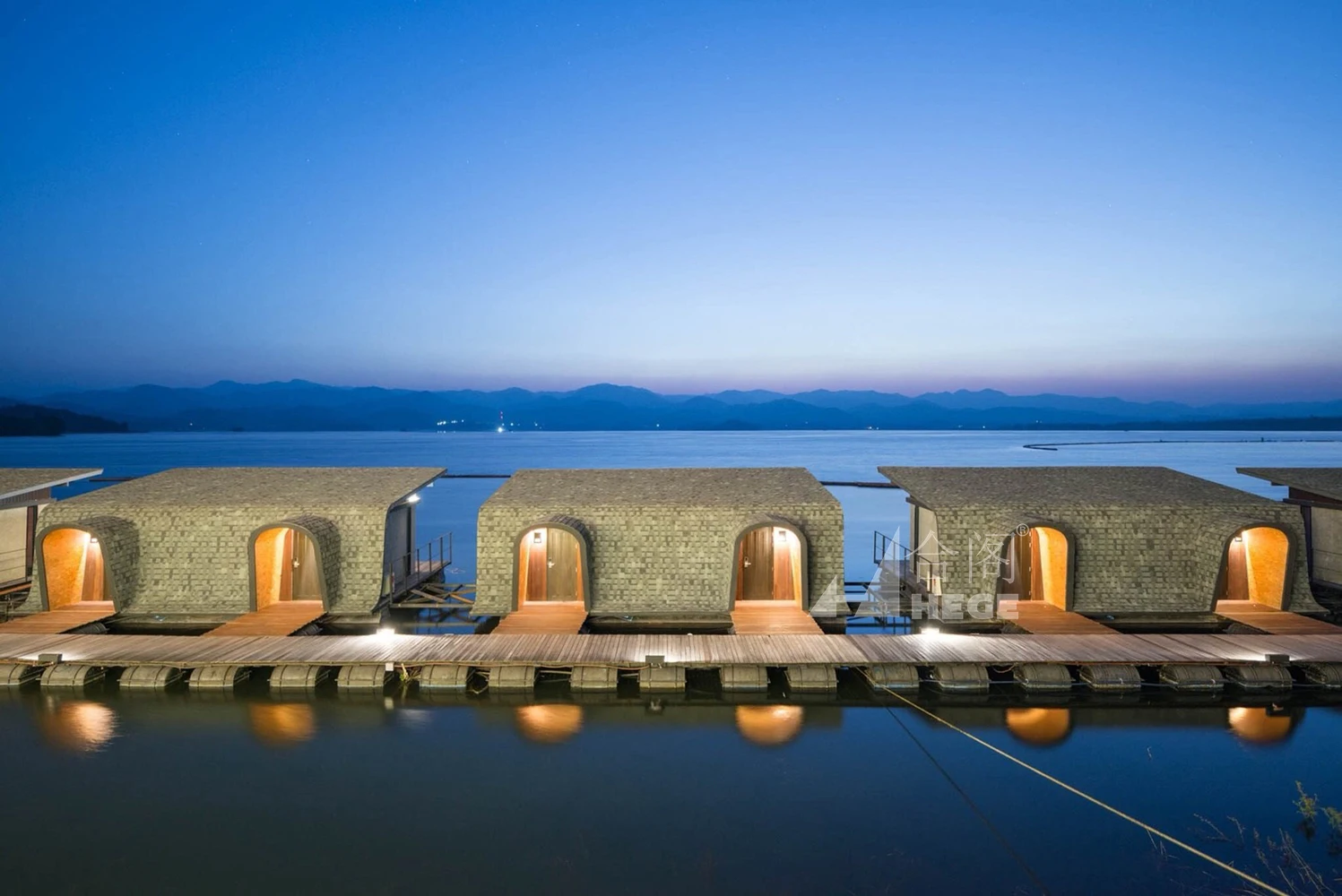 Low Cost Prefabricated Wood Houses Overwater Resort Houseboat Convenient For Swimming