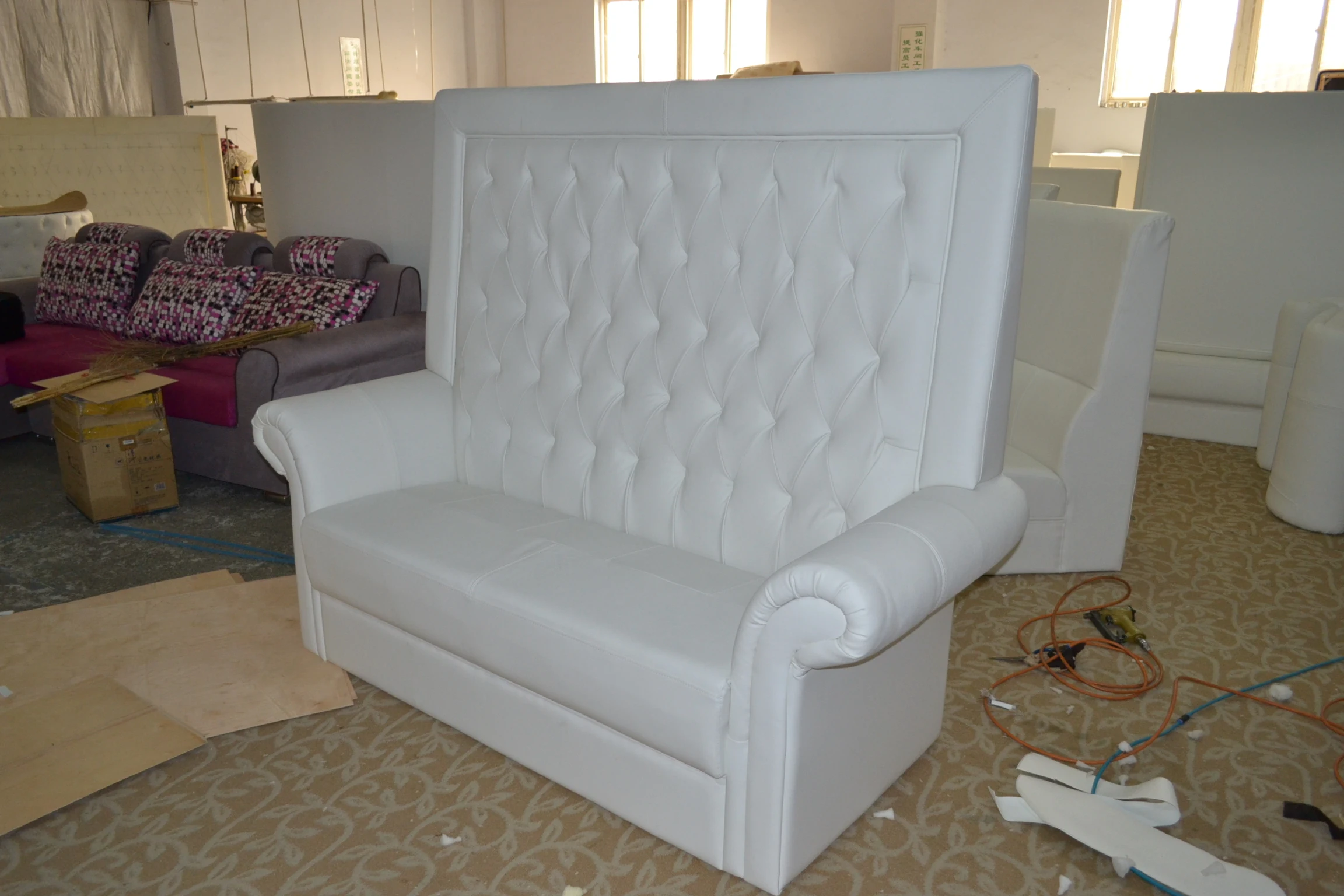 Белый кожаный диван с кристаллическими