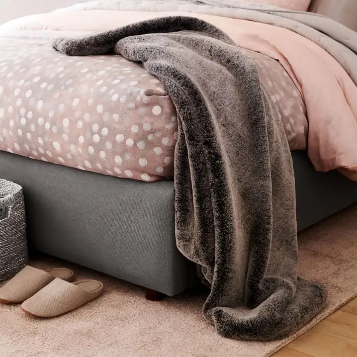 Luxury Faux Fur Oversized Throw Blanket with Plush Velvet Reverse