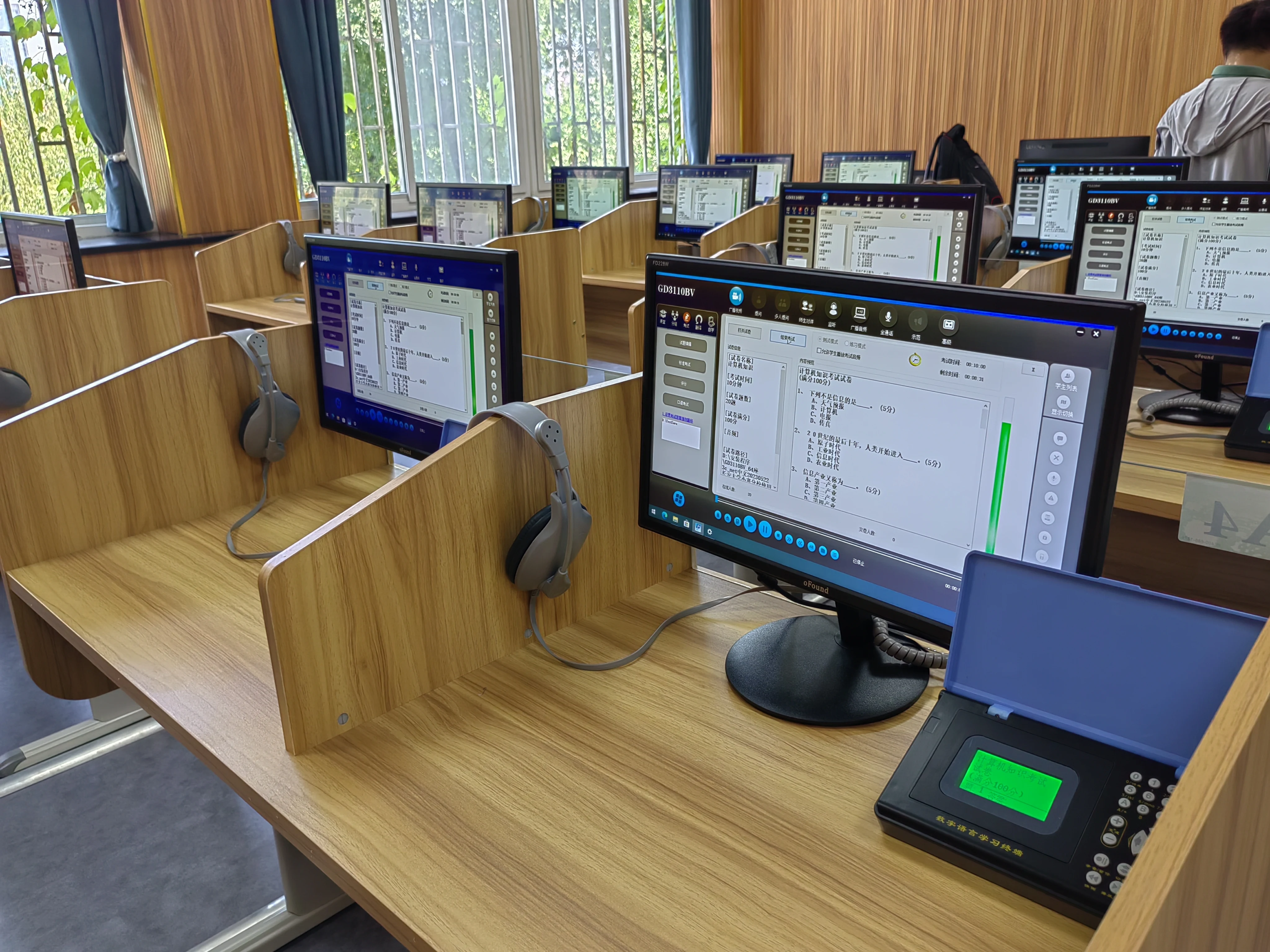 noise cancelling headphone wired for language lab