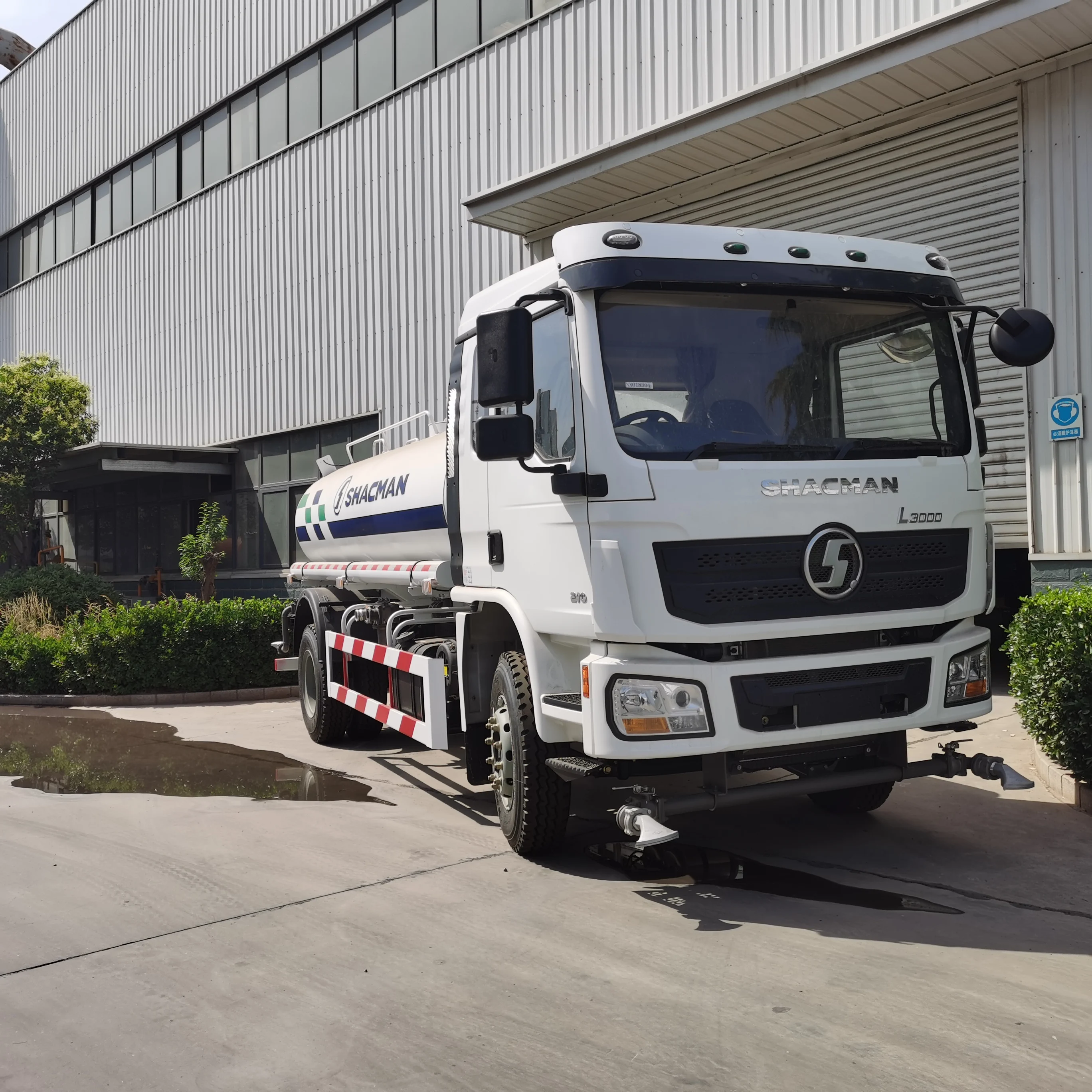 Shacman 20000 Liter factory price Water Oil transport diesel petrol gasoline Fuel Tank Truck For Sale