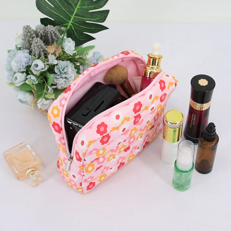 BSCI Factory Wholesale Custom Pastoral Flower Prints Makeup Bags Fashion Style Stitching Quilted Puffer Case Zipper Closure Logo