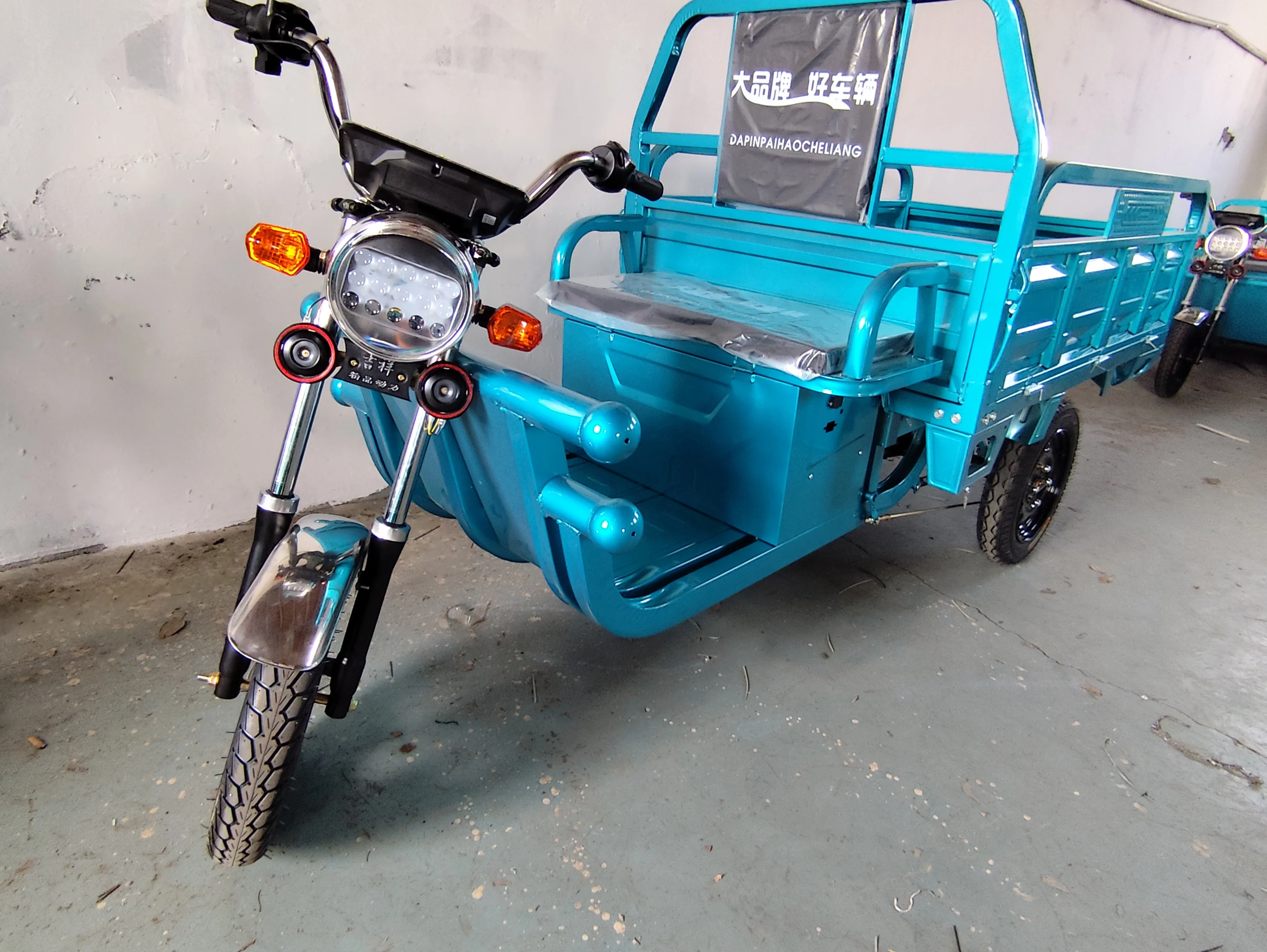 Factory direct electric tricycles Brand New electric cargo tricycle Selling fast Modern cargo electric tricycle