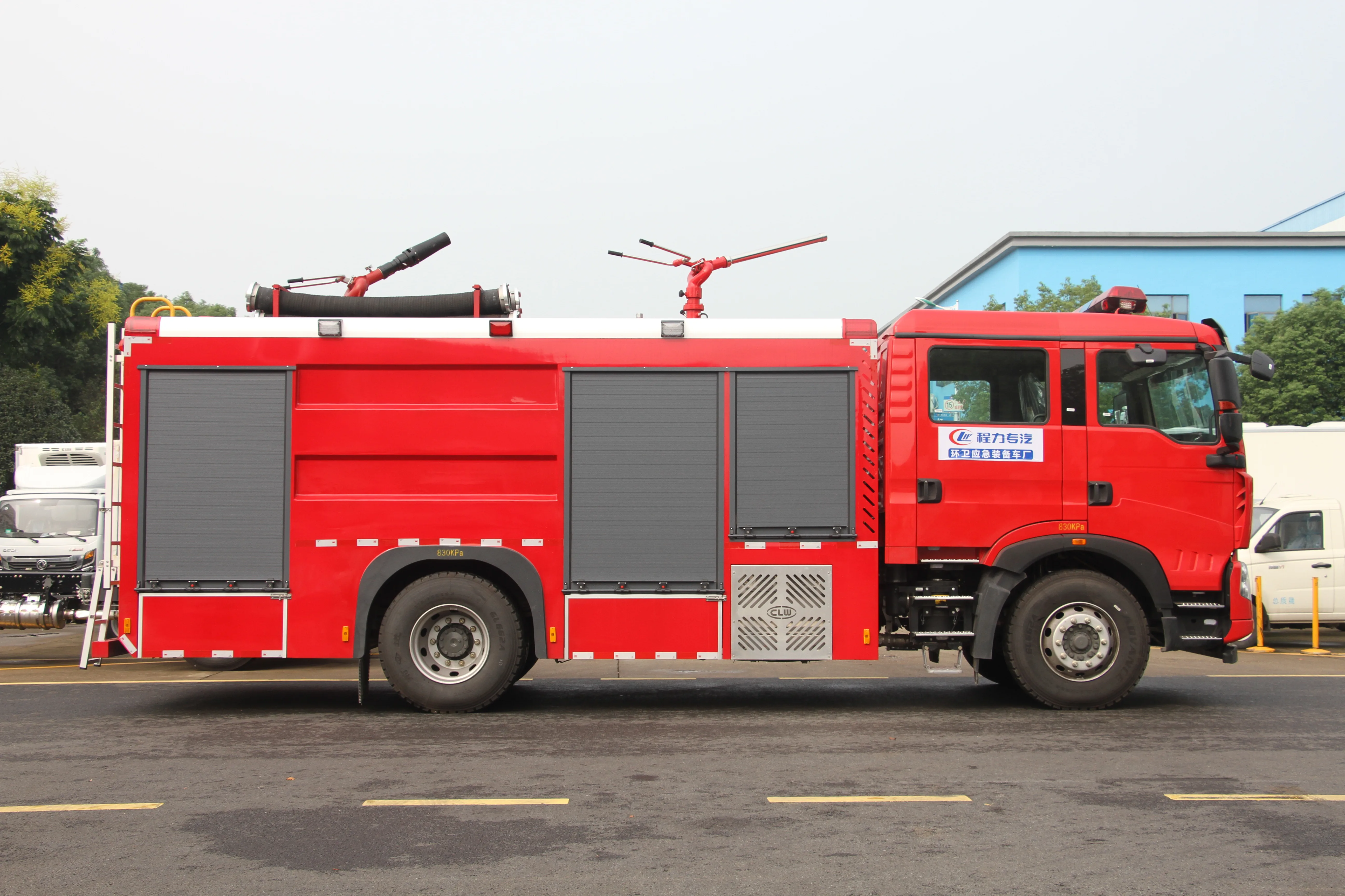 High quality innovation to improve fire fighting efficiency Sinotruck production of fire trucks for sale