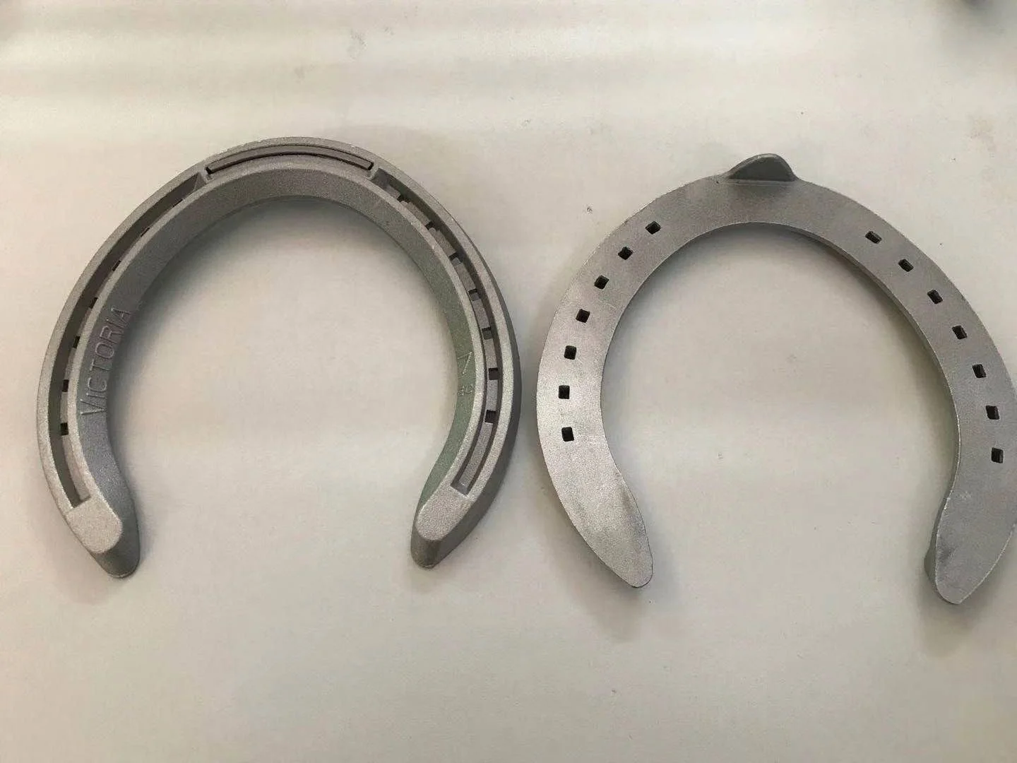 China supply cheap Factory supply  aluminum alloy horse shoes /metal steel horseshoes in stock