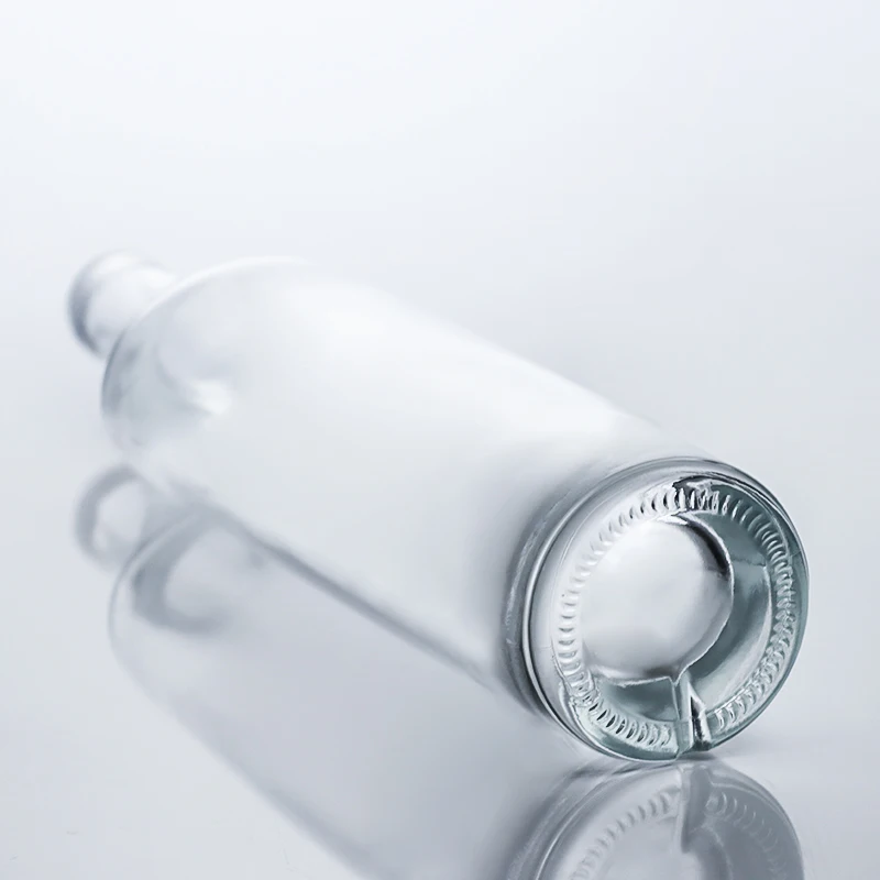 700ml 750ml Customized Super Flint Cylinder Spear Spirit Glass Bottle with Cork for Whisky Rum Gin Beverage for Distillery