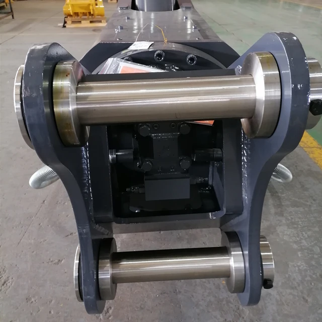 Mobile scrap excavator hydraulic demolition metal shears