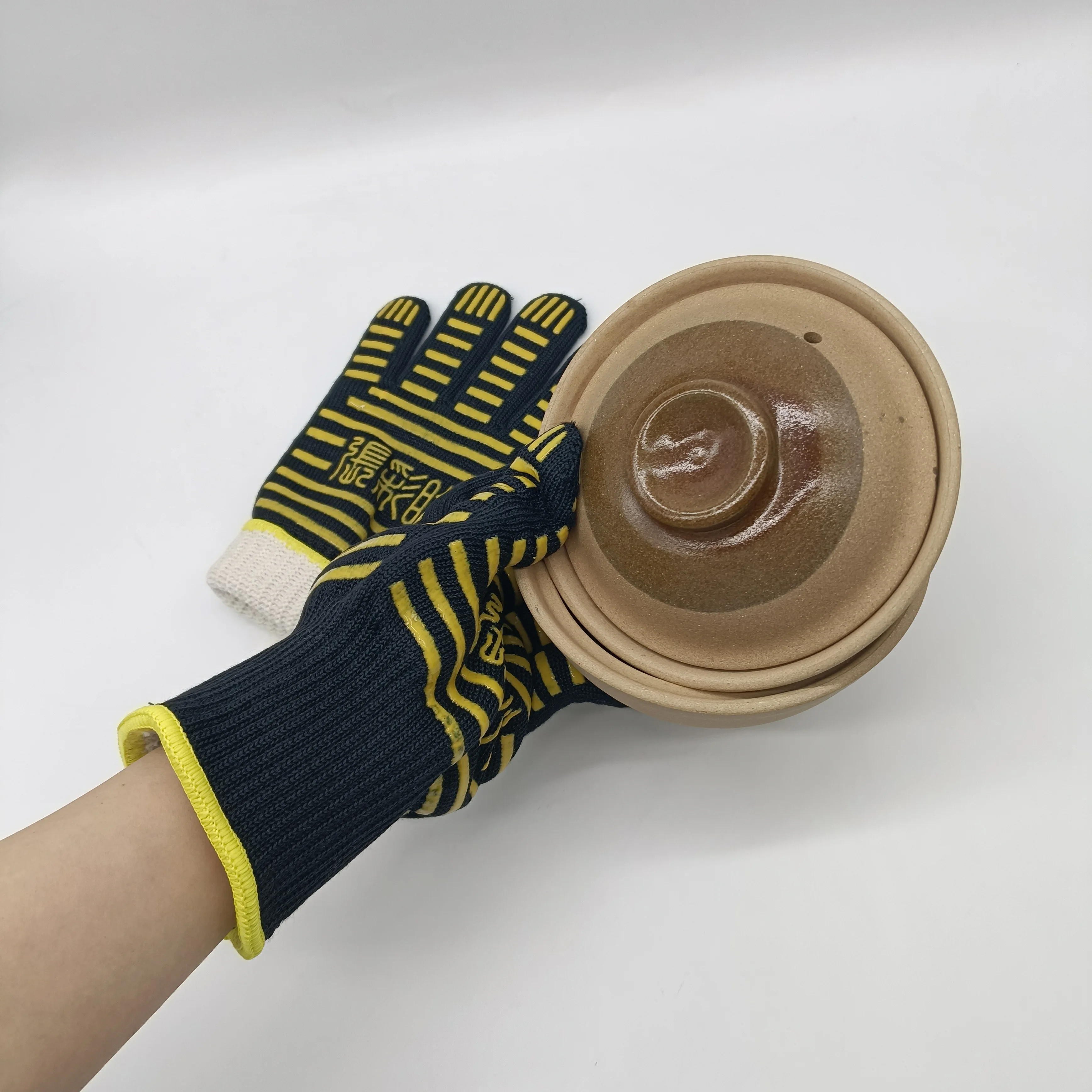 Fire retardant LFGB food grade Customized insulated gloves for microwave ovens and ovens Non hot hand insulation Silicone