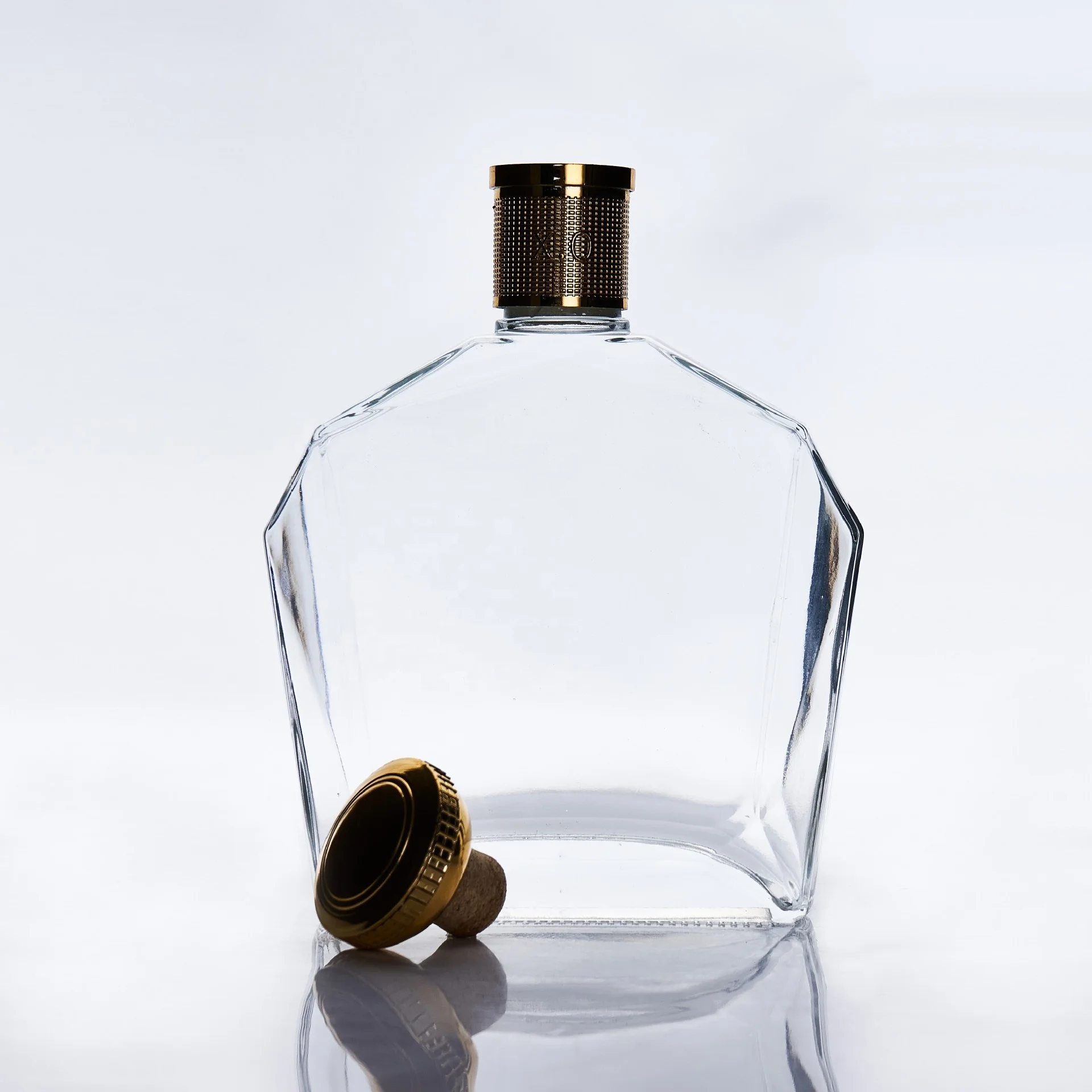 Manufacturer high quality 700ml glass bottles for brandy whisky brandy spirit glass bottle with cork crystal xo wine bottle