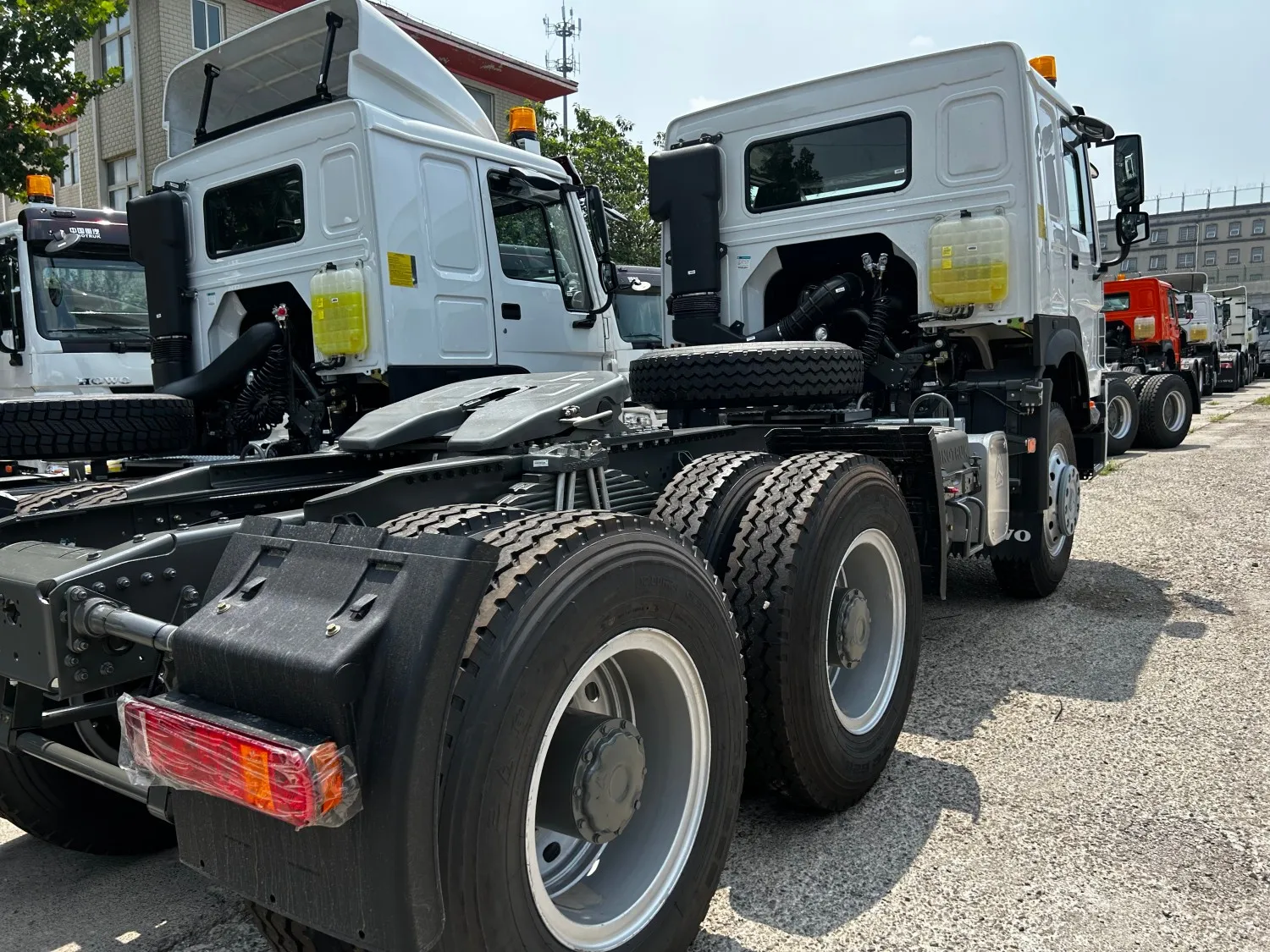 China Factory Best Seller Sinotruk Howo 6x4 Tractor Truck Euro 2 Tractor Truck For Sale