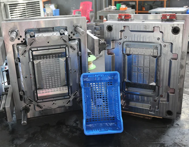 
plastic injection mold of model train 