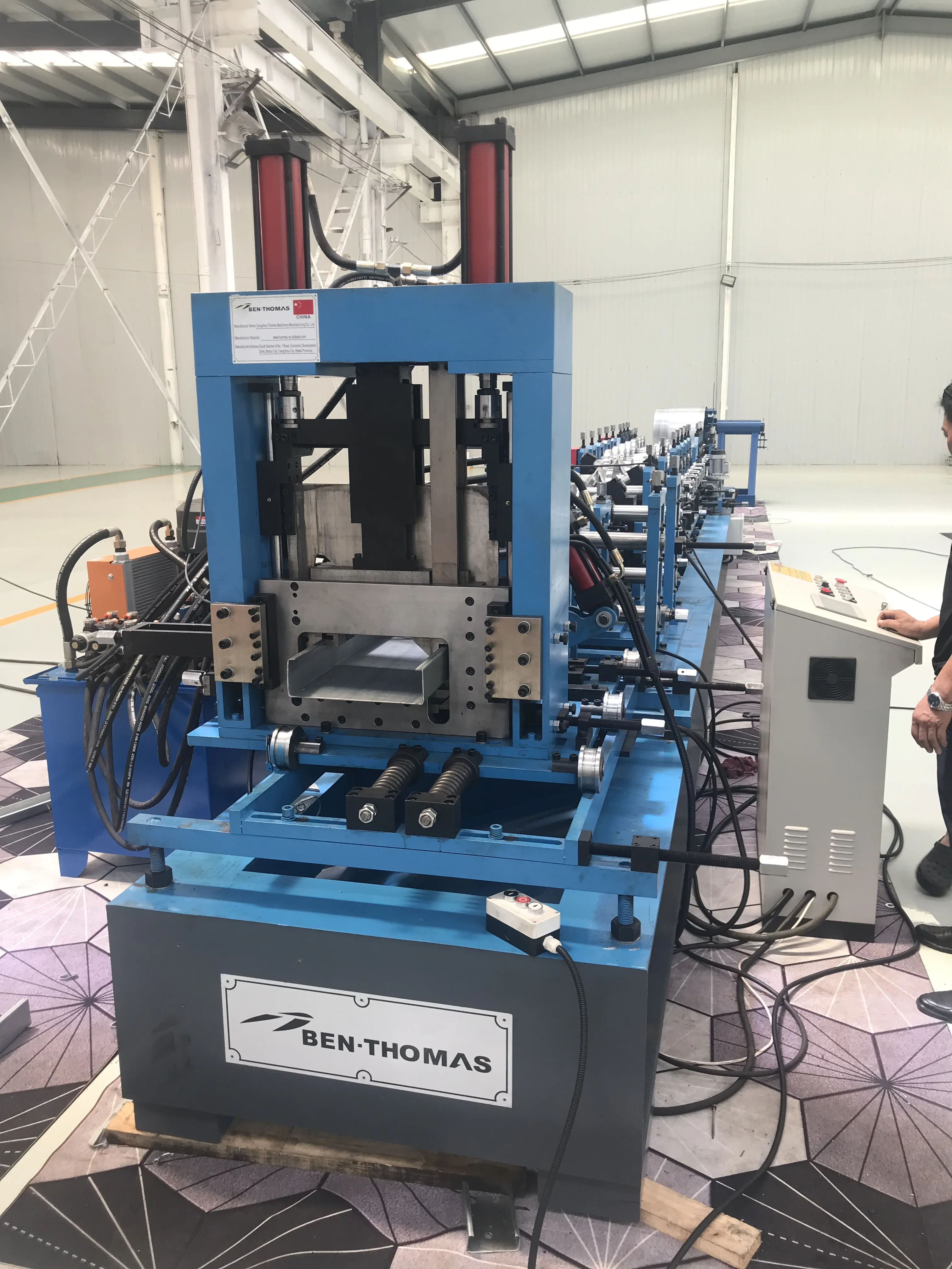 Hot selling High-precision stepless shearing automatic type change CZ purlin roll forming machine