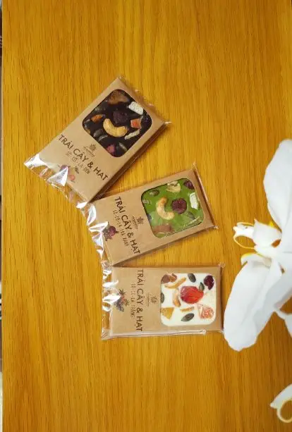 Flower and nuts chocolate bar